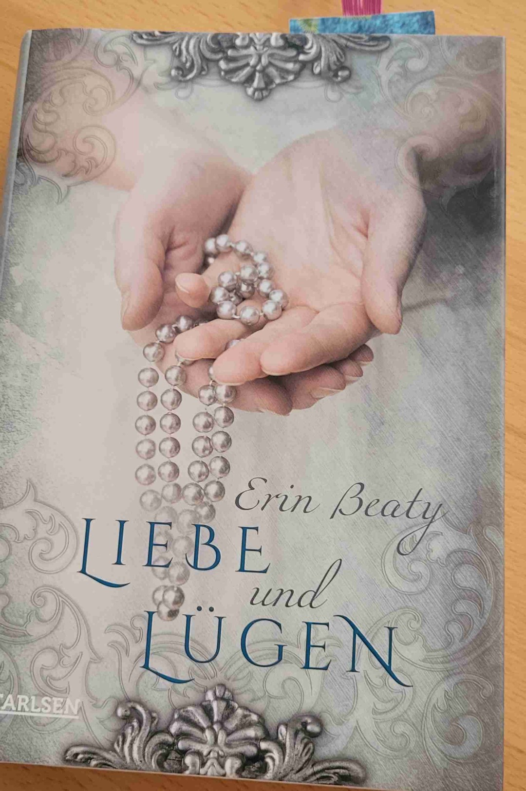 Wie Teil 1 gab es hier einiges zu lesen. Langsam erzählt, mit vielen Einzelheiten rund um die verschiedenen Königreiche. Sage und Alex waren anfangs sehr kompliziert und wie in einem New Adult Roman fehlte es an Kommunikation. Aber als die Story Fahrt aufnimmt, gerät die Liebesgeschichte in den Hintergrund und lässt viel Platz für Handlung