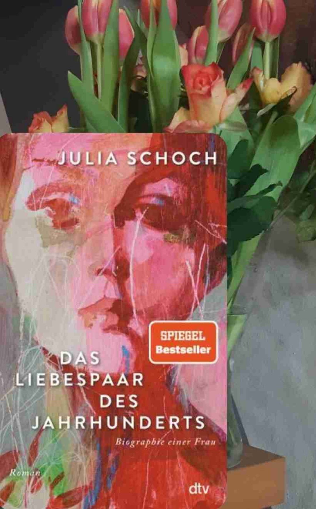 Zeitweise kam ich mir vor wie eine Voyeuristin, die durchs Genster in eine fremde Wohnung schaut. Heimlich an der Tür lauscht und hört was nicht für meine Ohren bestimmt ist. Der Roman ist autofiktional und hat eine schöne Sprache und ich konnte mich inhaltlich mit vielem identifizieren. Ist vielleicht eine Generationsfrage. Ein interessantes Buch, was mich aber nicht nachhaltig beschäftigen wird.