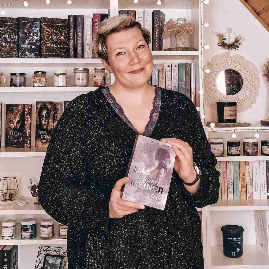 Finde, den Mut deine Flügel auszubreiten und deinen eigenen Weg zu gehen. Kämpfe für dich und dein Leben, auch wenn der Weg dahin steinig sein kann.
Dieses Buch ist so viel und noch so viel mehr. Es hat mir das Herz gebrochen und es wieder zusammengesetzt. Es hat mich Verzweifeln lassen und mir Hoffnung geschenkt. Aber vor allen Dingen hat es eins und zwar sich Seite für Seite, Zeile für Zeile immer mehr in mein Herz geschlichen. Ganz große Leseempfehlung für dieses Buch.