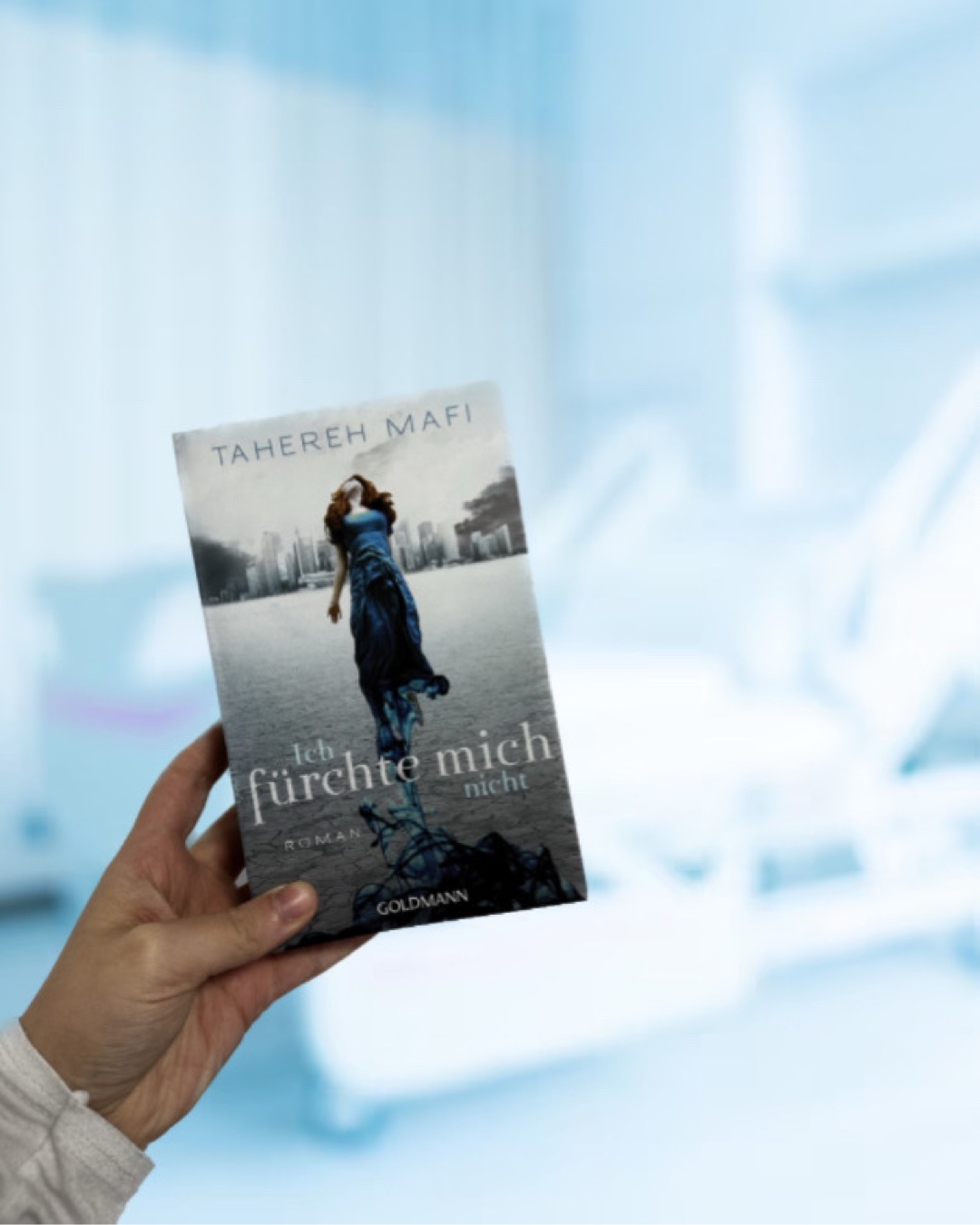 Das Buch ist spannend, mit interessanten Charakteren und einem besonderen Schreibstil, das jedoch auch Elemente aus Liebesromanen enthält. Wer sich für dystopische oder fantastische Geschichten mit romantischen Elementen interessiert, könnte dieses Buch gefallen.