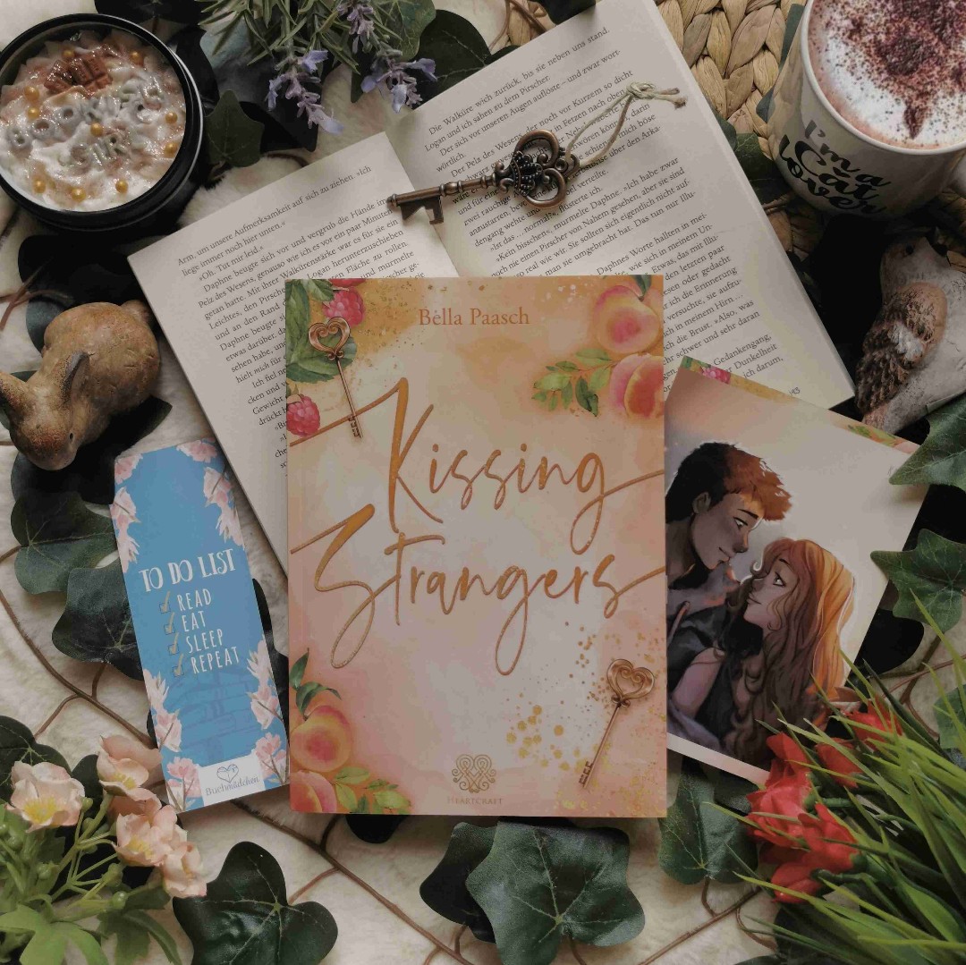 "Kissing Strangers" ist eine lockere und leichte Lovestory die für viele Schmetterlinge im Bauch sorgt. Zusätzlich bietet sie auch einiges an Spannungen und Wendungen, so wie Familiendynamik. Von mir auf jeden Fall eine klare Leseempfehlung.🗝️🍑