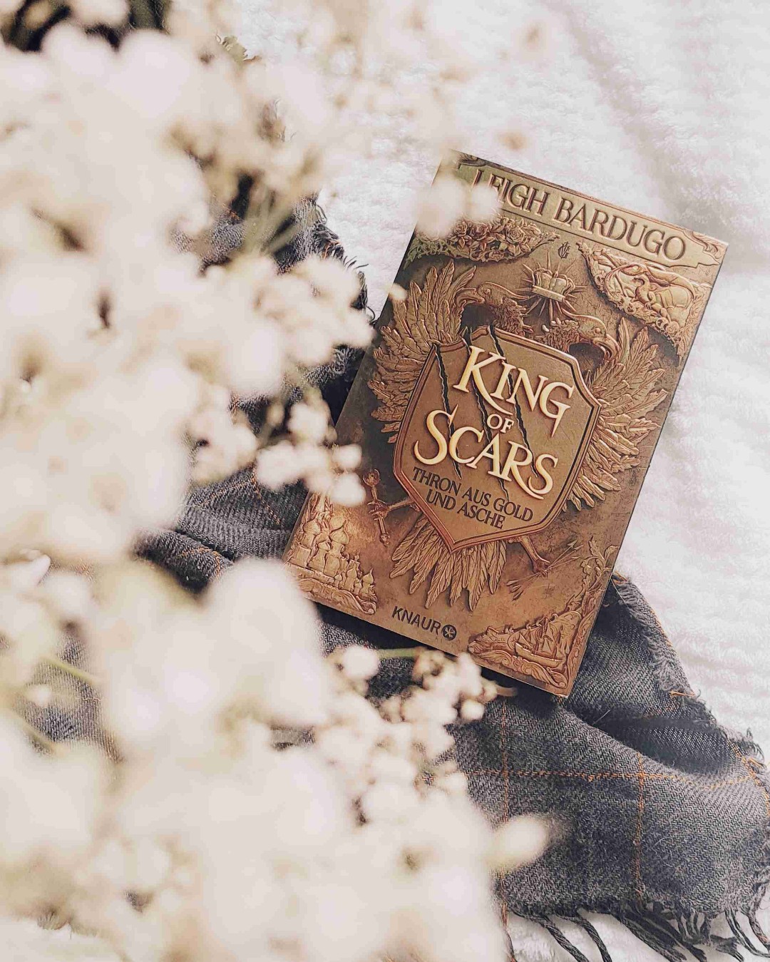Liebe das Grishaverse sehr und auch King of Scars bietet eine spannende Geschichte, vielschichtige Charaktere und eine detailreiche, düstere Welt!
