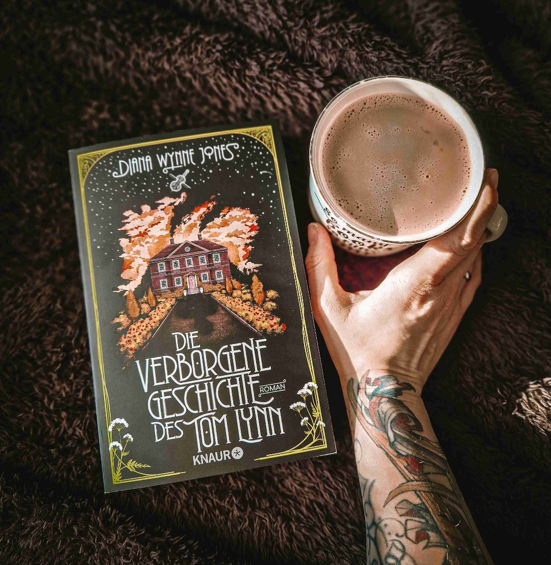 Im Großen und Ganzen leider enttäuschend. Für mich wird kein Buch der Autorin an die Howl-Saga herankommen.
