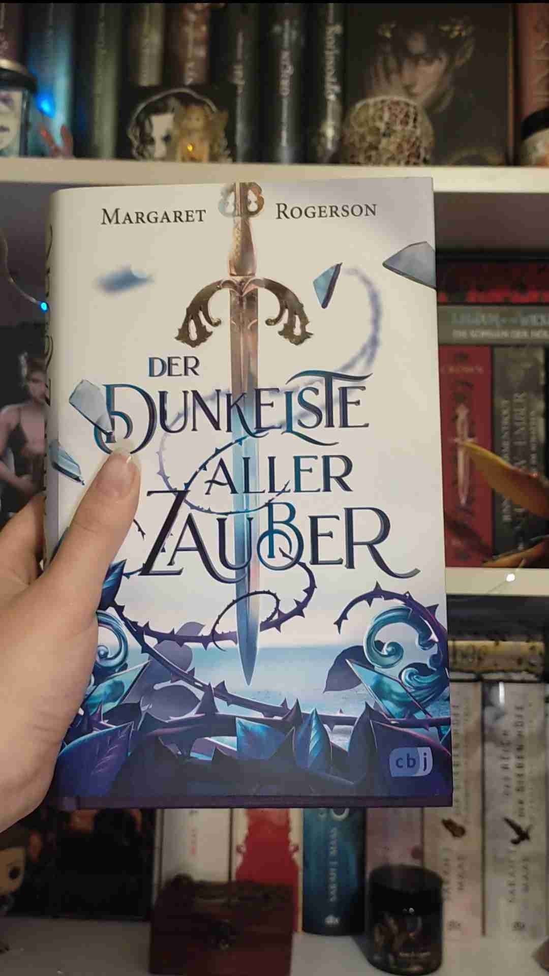 Definitiv ein Jahreshighlight! Margaret Rogerson schreibt bildgewaltig und katapultiert euch in eine Welt voller flüsternder Grimoires, Dämonen und Zauberer. Für alle die in Büchern etwas magisches sehen!