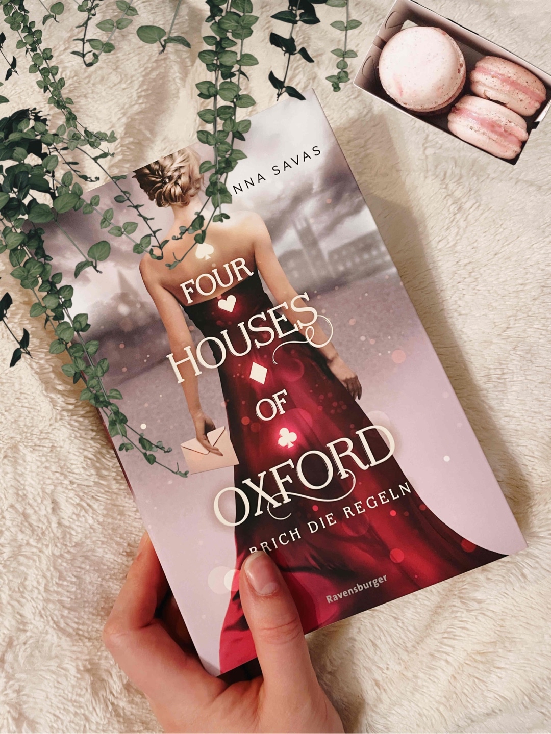 Die Thematik der Vier Farben hat mich von Anfang an total begeistert. Die Mischung aus Dark Academia und Fantasy gefiel mir gut. Leider habe ich ein bisschen mehr als 115 Seiten gebraucht, um überhaupt wirklich in die Story zu finden und auch die zwischenmenschliche Beziehung von Haper und Finley hat mich teilweise leider nicht berührt… Der Cliffhänger am Ende des Buches hat aber dafür gesorgt, dass ich froh war, den 2. Teil schon im Regal stehen zu haben.