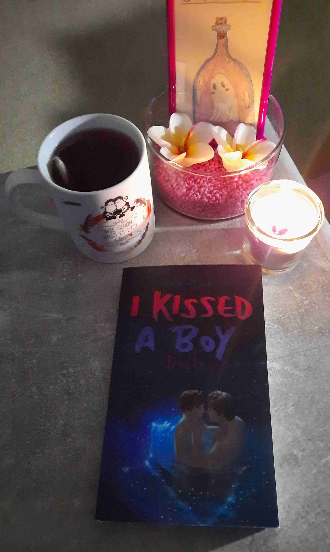 Ein wirklich wunderschönes und gefühlvolles Buch
Viel Liebe, viel Schmerz (hab viel geweint, vorallem in den letzten Kapiteln)
Sehr emotional
Nach langem ein Buch, dass mich so in den Bann gezogen hat
Der schreibstil lädt ein nicht aufhören zu wollen zu lesen
Zum Glück habe ich schon den 2. Band gekauft
Ich kann es nur von Herzen weiterempfehlen
Aber nehmt die TW ernst! Wenn man mit manchen Themen Probleme hat sollte man aufpassen
-Mobbing
-Diskriminierung
-Verlust eines Elternteils
-Drogen- und Alkohlmissbrauch
-Sexueller Missbrauch