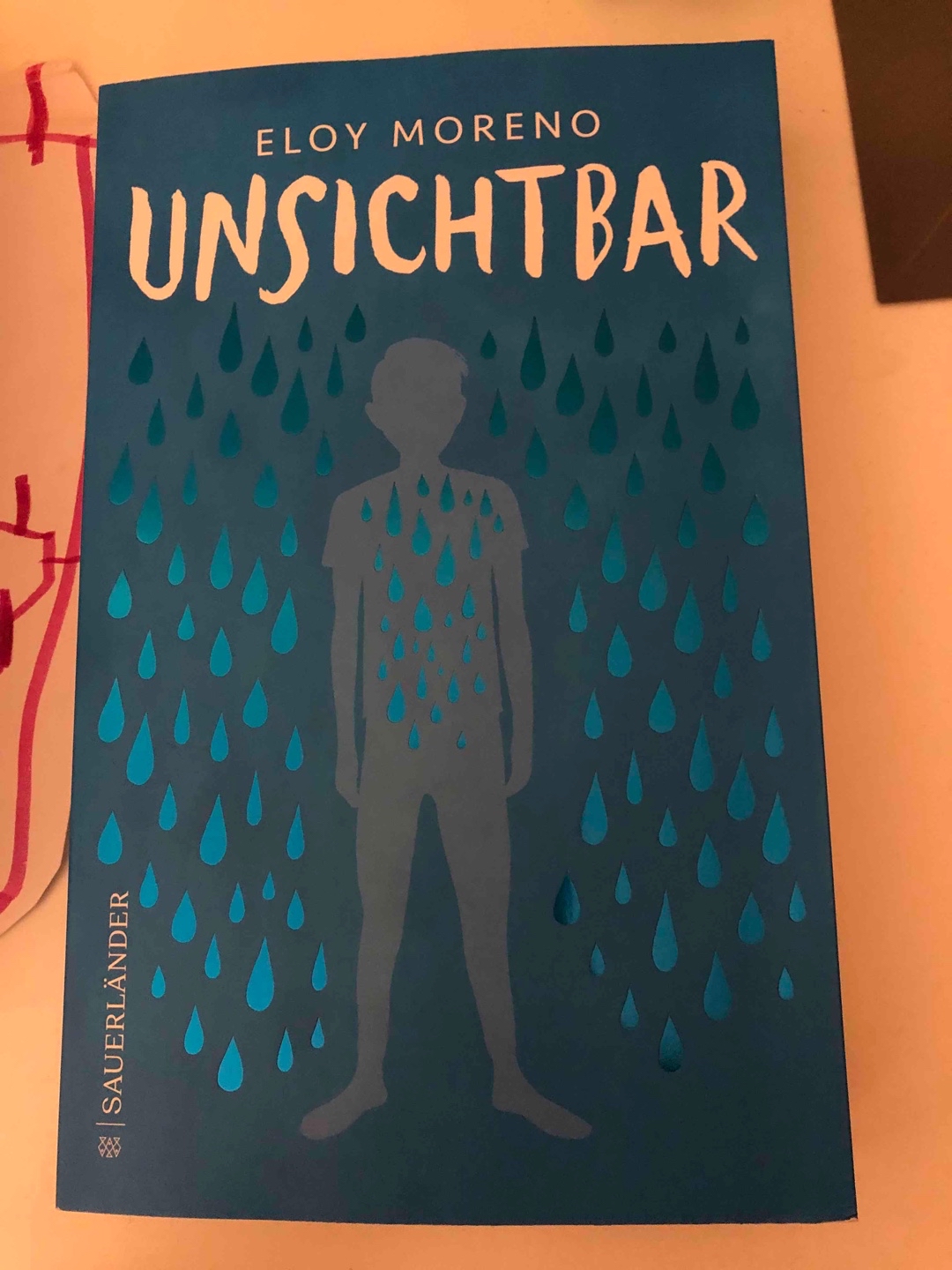 Das Buch geht einfach unter die Haut. Die Sprache ist manchmal sehr abgehackt, aber genau das macht es aus. Wahnsinnig wichtiges Thema! 