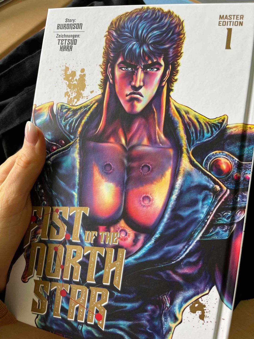 Wenn ich ehrlich bin dann würde ich sagen, dass ich viel besser in Fist of the North Star reingekommen bin als in Jojo. Ich finde es ist irgendwie richtig unterhaltsam und die Zeichnungen sind mega! Ich hatte Respekt davor, da viele meinten, dass diese Lizenz schwierig ist für den deutschen Markt. Aber hey! Wenn das so weitergeht bin ich auf jeden Fall daran interessiert wie es weitergeht. Wir haben Action, eine Liebesgeschichte und gesellschaftliche Ungerechtigkeiten. Vor allem finde ich, dass die Kämpfe viel nachvollziehbarer sind als bei Jojo. Bei Jojo muss ich mein Hirn immer richtig beanspruchen um die Bewegungen zu erfassen👀 Meine endgültige Rezension folgt aber noch!
