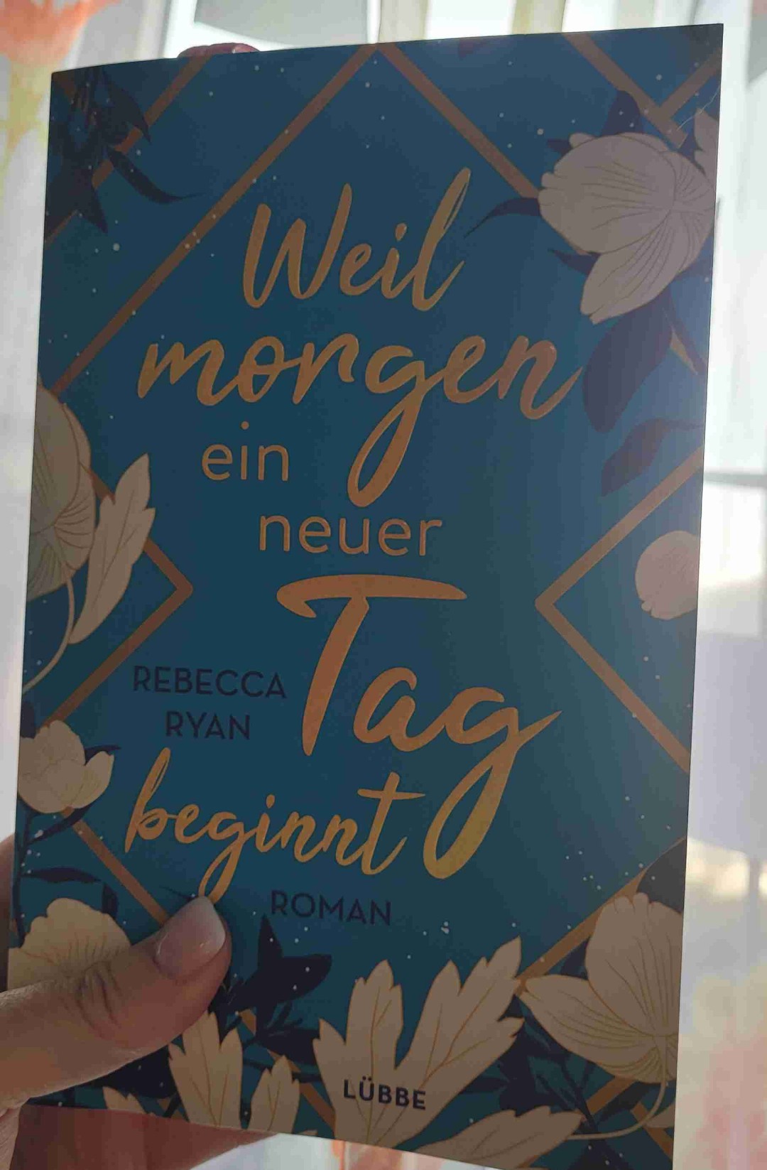 In der Geschichte steckt so viel mehr als der Klappentext verrät.
Emily glaubt, sie wäre total langweilig. Als sie auch noch eine Doku sieht, in der sie sich selbst als völlig durchschnittlich erkennt, erstellt sie eine Lebensliste. Klingt recht banal aber dahinter verbirgt sich reine traurig lustige Story.
Lesenswert und Emily ist einfach liebenswert.