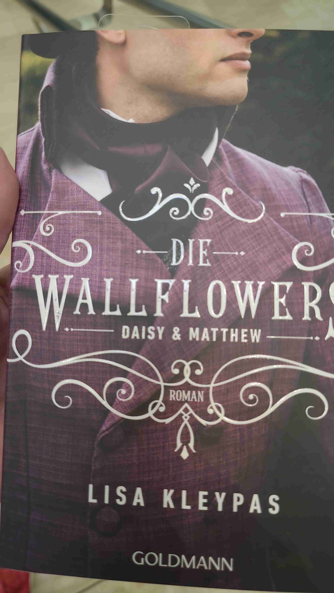 Mit Daisy erhält nun auch das letzte Mauerblümchen ihre Geschichte. Ihr Vater stellt ihr ein Ultimatum, sobald dieses verstreichen, soll sie seinen Geschäftspartner Matthew Swift heiraten. Einen Mann, den sie kaum kennt und nicht wirklich mag. Aber die Jahren haben Matthew gut altern lassen und Daisy muss sich eingestehen, dass ihre Erinnerung nicht mehr ganz der Realität entspricht.
Eine sehr gelungene Reihe und ich bin traurig, dass sie nun endet.