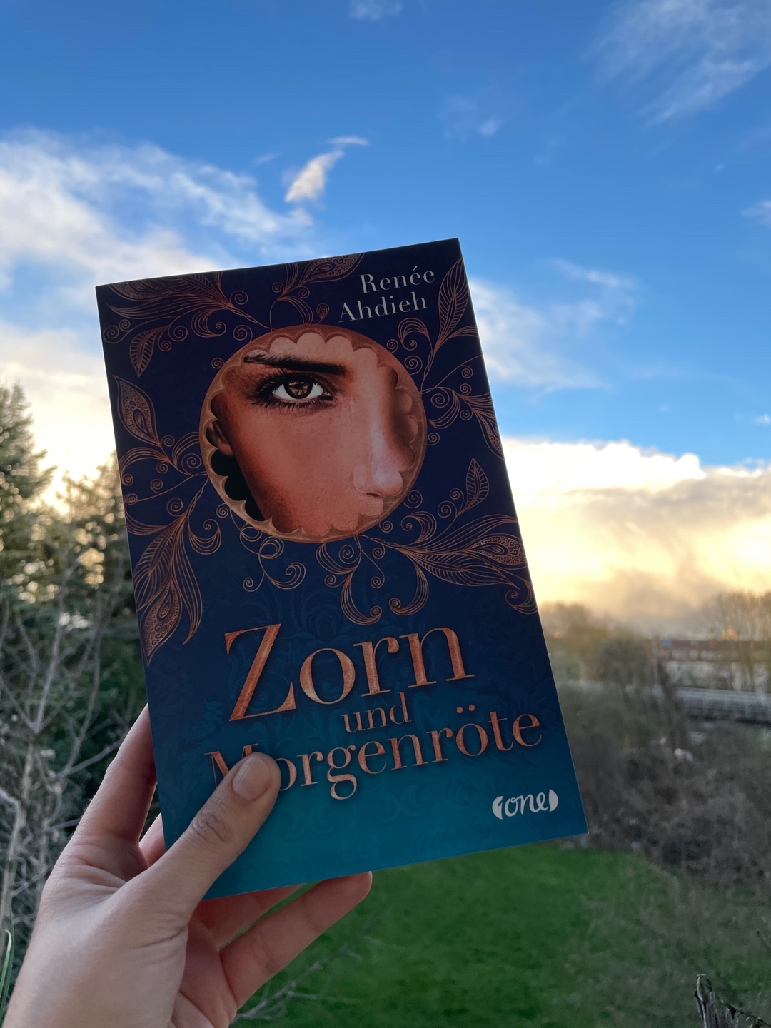 4,5 ⭐️ Ein Buch so süß wie Honig und so bitter wie schwarzer Kaffee, märchenhaft, orientalisch, magisch - der Schreibstil hat mich nach wenigen Seiten gefangen genommen, die Geschichte ist düster und gleichzeitig hell. Es ist nicht nur eine Geschichte über Zorn, sondern auch eine über Hoffnung, falsche Vorurteile und Liebe. In der Mitte gab es ein paar Längen und trotzdem konnte mich das Buch überzeugen. Sharzad ist als Protagonistin sehr gut ausgearbeitet, bei Chalid hat die Entwicklung ein wenig auf sich warten lassen. - All in ein Buch wie aus 1001 Nacht und definitiv weiter zu empfehlen.