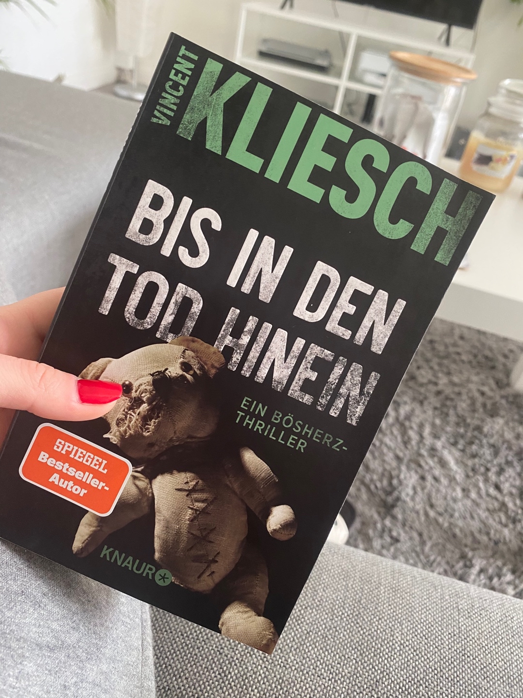 Das Buch hat insgesamt nicht ganz meinen Geschmack getroffen. Der Autor beschreibt ein interessantes Profil eines Täters, den der Leser bereits früh kennt. Gut gefallen haben mir die Kapitel aus Sicht des Mörders, die den Leser in dessen Psyche eintauchen lassen. Zwischendurch waren mir die Erzählungen jedoch zu langatmig. Auch die besondere Art des Kommissars war nicht ganz meins.
Das Ende war überraschend, hat sich jedoch auch etwas zu lange gezogen. Meiner Meinung nach nicht das beste Buch von Vincent Kliesch.