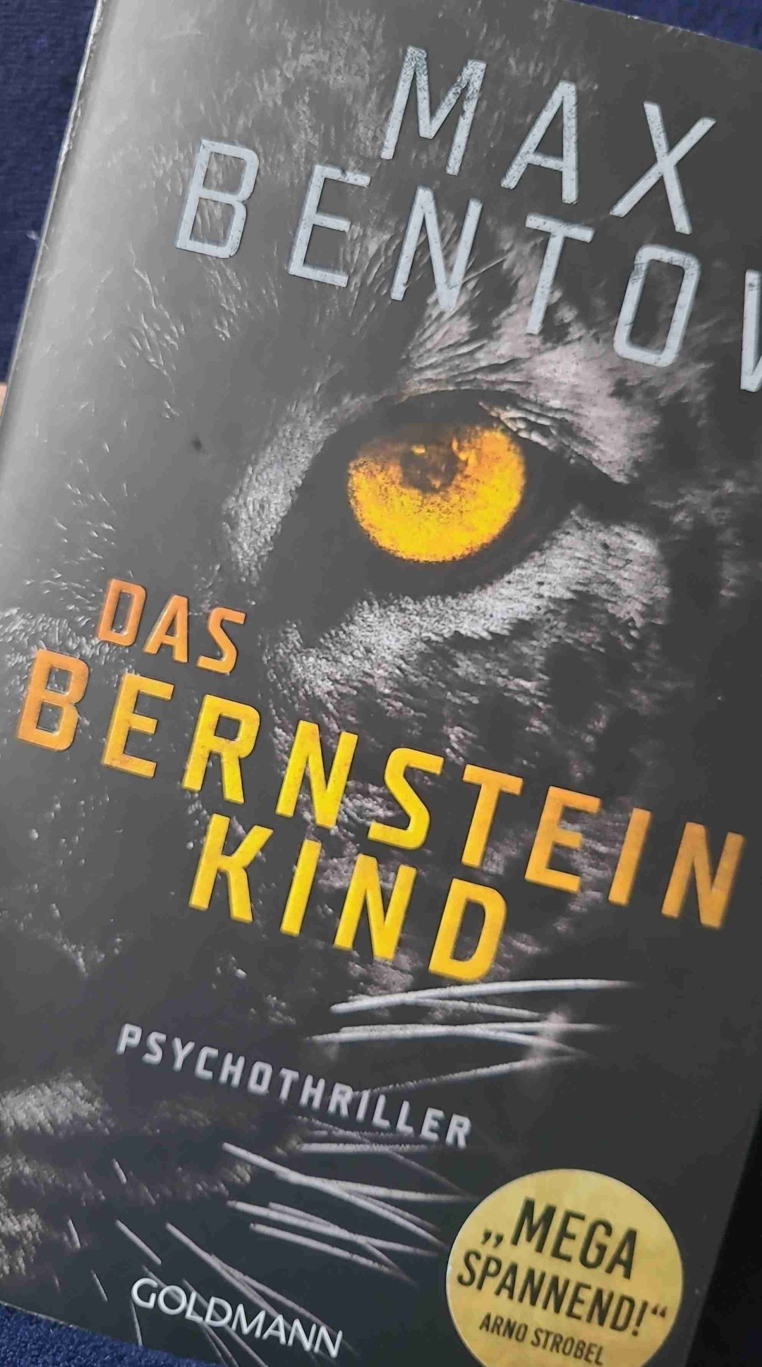 War sehr spannend und hat mich von Anfang an gefesselt. Den halben Stern abzug gab es für die letzten 3 Kapitel und den Epilog. Die letzten Seiten waren auf keinen Fall schlecht, aber für meinen Geschmack etwas zu langweilig. Ich hab es lieber, wenn es auf der letzten Seite noch einmal einen Wendepunkt gibt. Aber alles in allem ein sehr gelungenes Buch und ich würde es jeder Zeit weiterempfehlen.