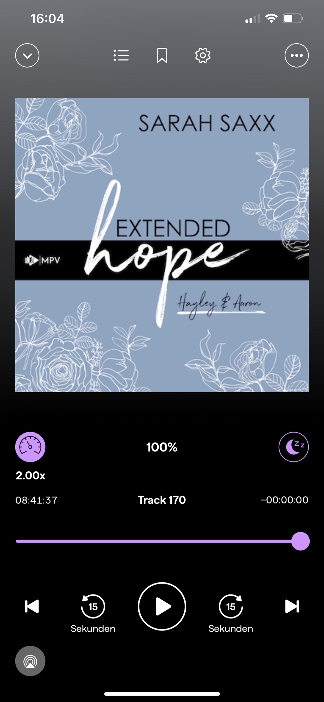 Ich LIEBE es, meine eigenen Romane als Hörbücher zu hören. Jedes Mal sitze ich mit breitem Grinsen da und fiebere mit der Story mit. Auch bei »Extended hope« habe ich mich so über gewisse Szenen gefreut und musste stellenweise herzlich lachen. Vielleicht klingt es eingebildet, aber ich feiere mich immer noch für die Idee des Clubs und vor allem Hayley hat es mir mit ihrer etwas verrückten, wenn auch manchmal sehr verunsicherten Art sehr angetan. Besonders Emilia Schwarzfeld habe ich wieder so gerne zugehört, aber auch Jan Langer hat Aaron super gesprochen. 🤍 Ich vermisse die Extended-Family sehr und freue mich schon darauf, dass es ab 7.4. noch einmal zurück in den Club geht.