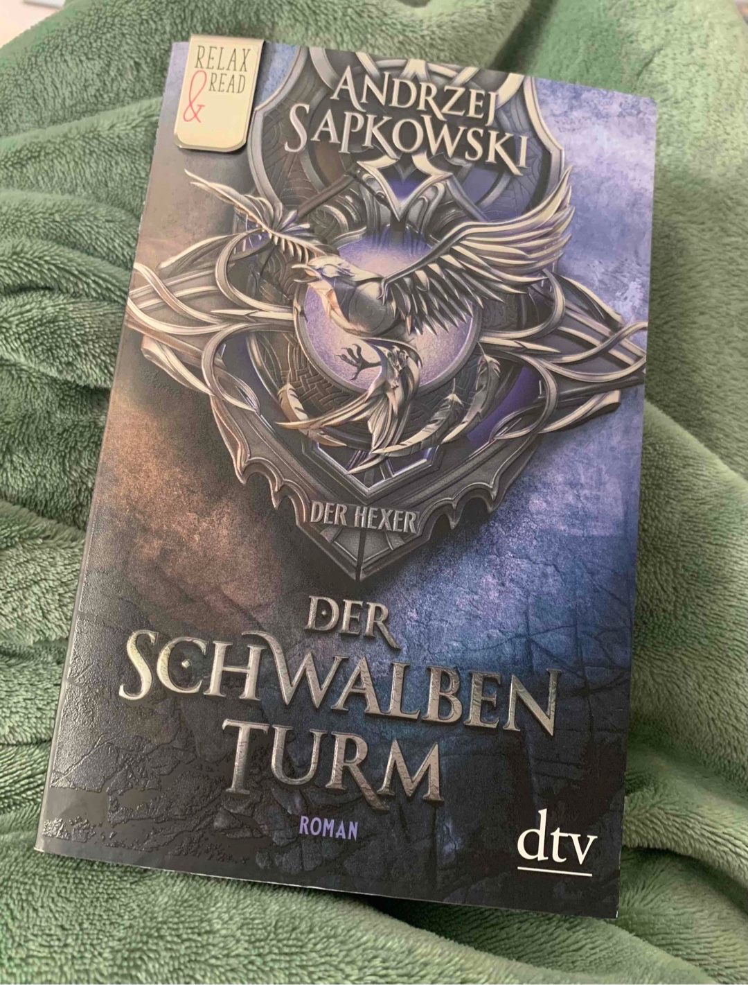 Na also, geht doch! So mag ich das!
Andauernde Spannung. Schöner Wechsel, zwischen allen wichtigen Charakteren. Ein paar detaillierte, derbe Szenen und viel Humor. Tolle Dialoge. Es scheint als wäre der Autor, mit jedem seiner Werke gewachsen. on point!