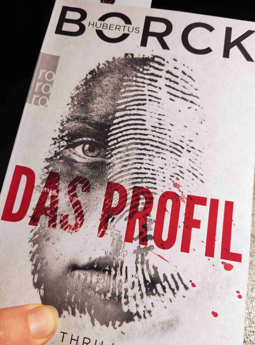 Ich mochte den Thriller, auch wenn so manche Schilderung der Gewalt sehr heftig war. Gewaltphantasien an Influencern auszuleben, die ihr Leben zu sehr öffentlich machen und sich dadurch angreifbar machen, macht nachdenklich darüber, wie viel man Preis gibt. Ich gebe 4 von 5 Sternen.