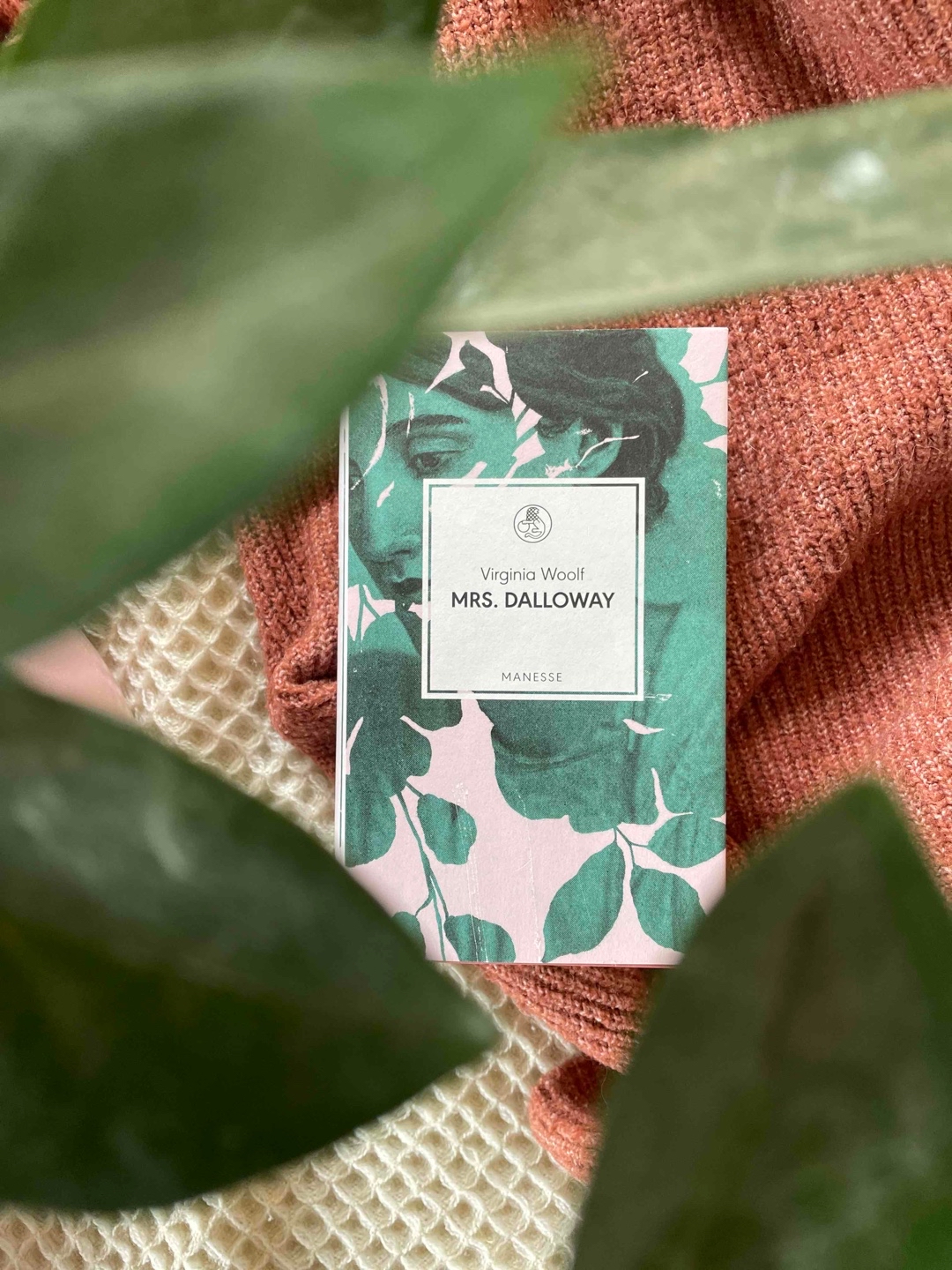 Mit "Mrs. Dalloway" bin ich solide in den Bereich Klassiker gestartet, auch wenn mich der Inhalt und die Erzählperspektive emotional und lesetechnisch nicht vollends abgeholt haben. Trotzdem bietet Woolfs Buch einen interessanten Blick auf die Nachkriegszeit und den Umgang der Londoner Upper-Class.