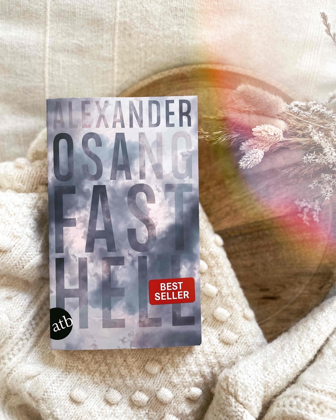 📖 "Fast hell" ist eine gefärbte Reise in die DDR-Vergangenheit, welches mich leider nicht so überzeugen konnte.