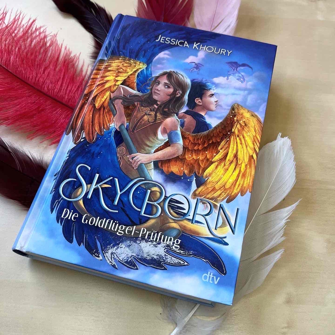 "Skyborn - Die Golflügel-Prüfung" ist der Auftakt zu einer neuen Fantasy-Reihe ab 10 Jahren. Khourys Welt mit den geflügelten Menschen und den unterschiedlichen Vögel-Clans, spannende Charaktere und eine abwechslungsreiche, rasante Handlung konnten mich begeistern.
Kinderfantasy, die beflügelt und einen abheben lässt...