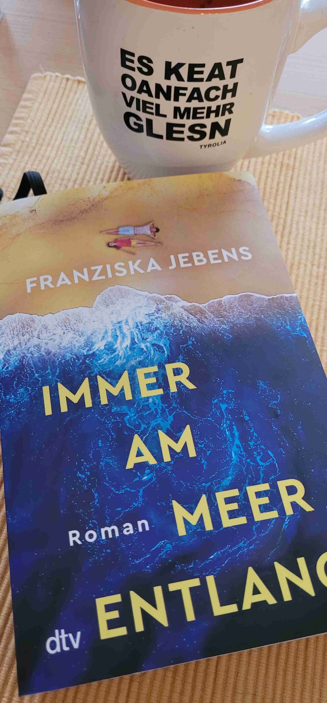Jetzt habe ich ganz viel Meerweh und will unbedingt auch am Meer 🌊 entlang fahren.
Josi und Paul haben eine wundervolle Reise gemacht. Nicht nur die Orte waren schön sondern auch die Begegnungen und die Gefühle. Grundsätzliche Fragen rund um das Leben kamen auf und sowohl Josi als auch Paul stellen sich ihnen. Dennoch gab es so manchen Moment, da wollte ich beide mal schütteln und rütteln. Aber ich habe sie gerne auf ihrer ganz besonderen Reise begleitet.