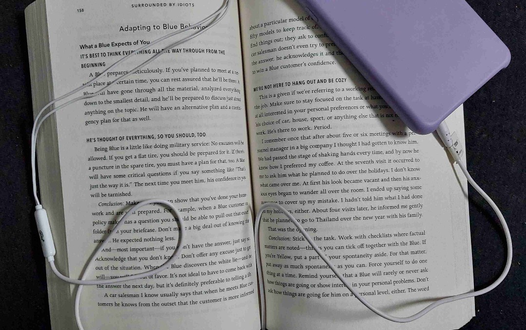 Einfach zu lesen, hat mich direkt überzeugt. Lese eigentlich eher andere Genre, aber der schreib stiel hat mich direkt in den Bann gezogen. Auf jeden fall fünf Sterne für mich.