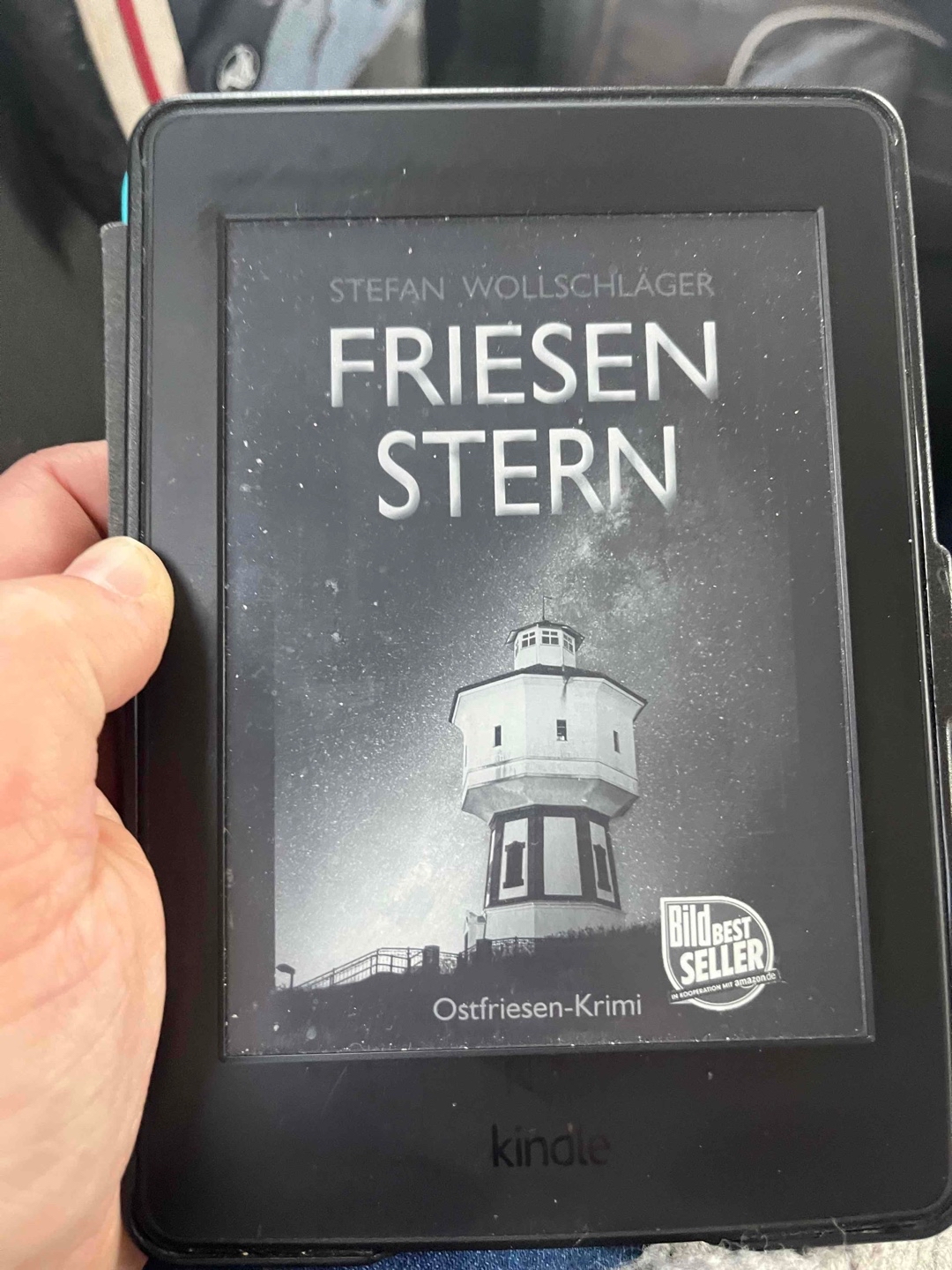 Auch den 9. Teil der Reihe um Diederike Dirks habe ich gerne und schnell gelesen. Die Handlung hat einige Wendungen, die ich nicht erwartet hätte, so dass es spannend blieb. Es sind keine komplizierten Krimis, sondern sie lassen sich gut „weglesen“. Für mich ist das zum Beispiel bei Fahrten in den Urlaub super, wenn auch die Kinder immer mal wieder meine Aufmerksamkeit brauchen.