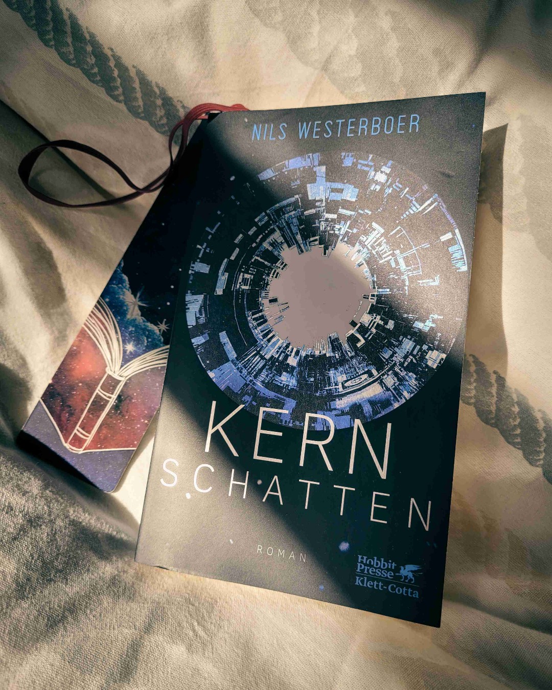 Ich habe mich die 284 Seiten über sehr unterhalten gefühlt und spreche meine dringende Empfehlung allen aus, denen nach einer Mischung aus Science-Fiction und Wissenschaftsthriller ist.