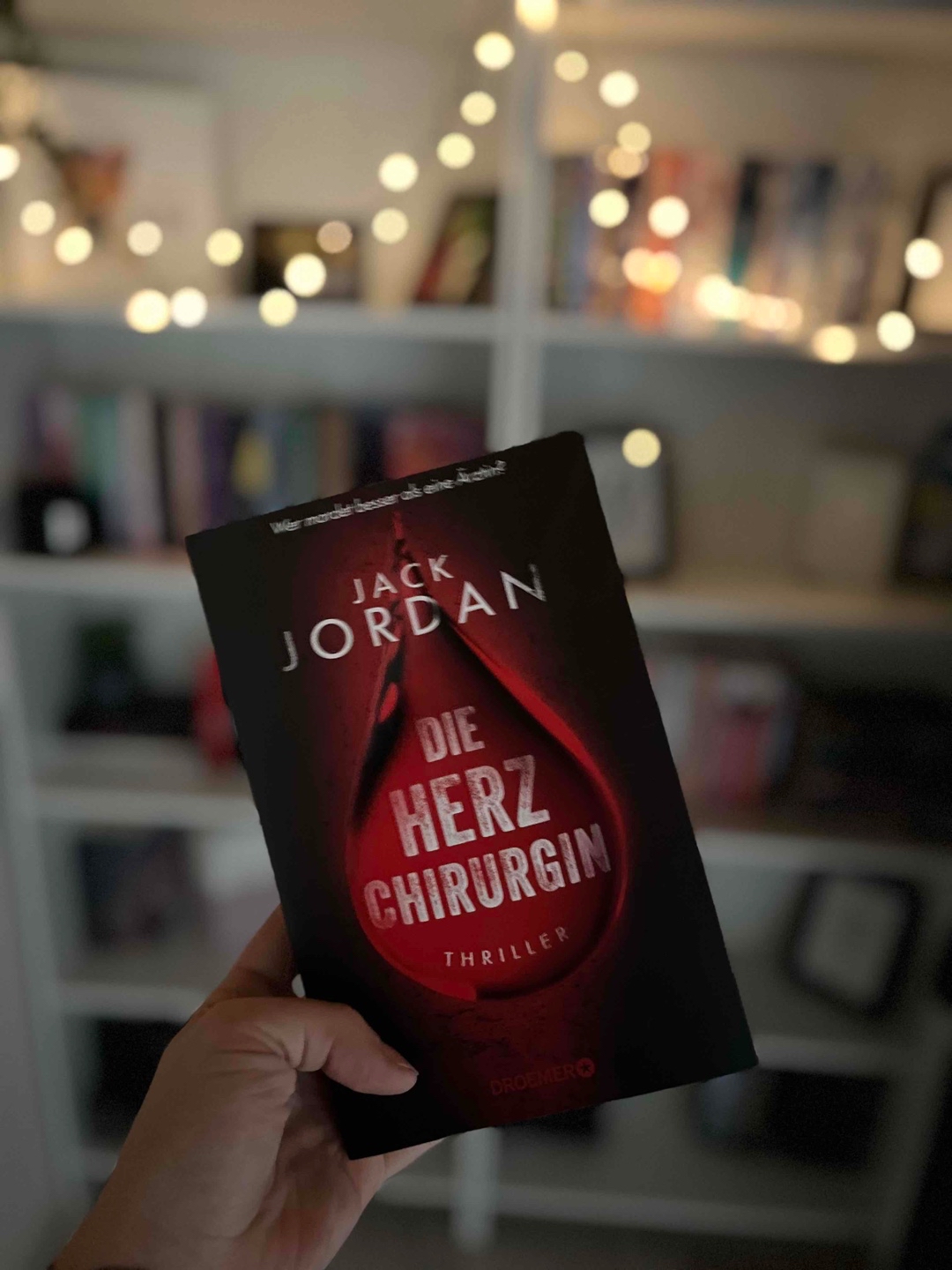Ein absolutes Jahreshighlight!
Eigentlich hätte ich es garnicht gekauft, weil es nicht bei den gängigen Büchern lag, sondern etwas abseits. Das Cover hat mich angelockt und der Klappentext hat mich dann vollständig überzeugt.
Und was soll ich euch sagen? Ich liebe dieses Buch. 🥰
Ich war so hundemüde, aber ich konnte einfach nicht aufhören, bis ich es beendet hatte. 🥹