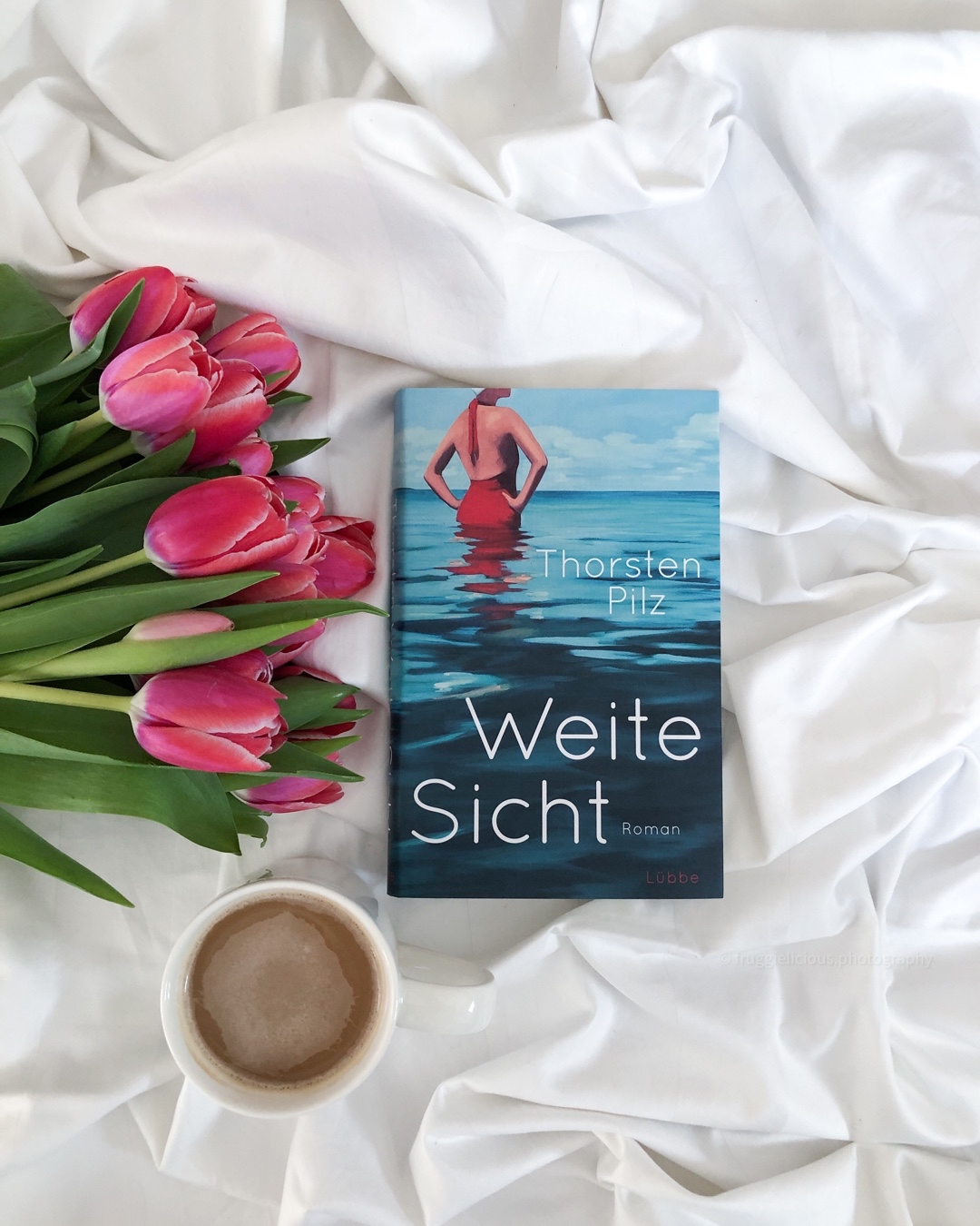 Weil es ein Debüt ist und das Cover so schön ist, vergebe ich insgesamt 3 Sterne. Inhaltlich fand ich es 2-2,5. Hat mich leider nicht erreicht.