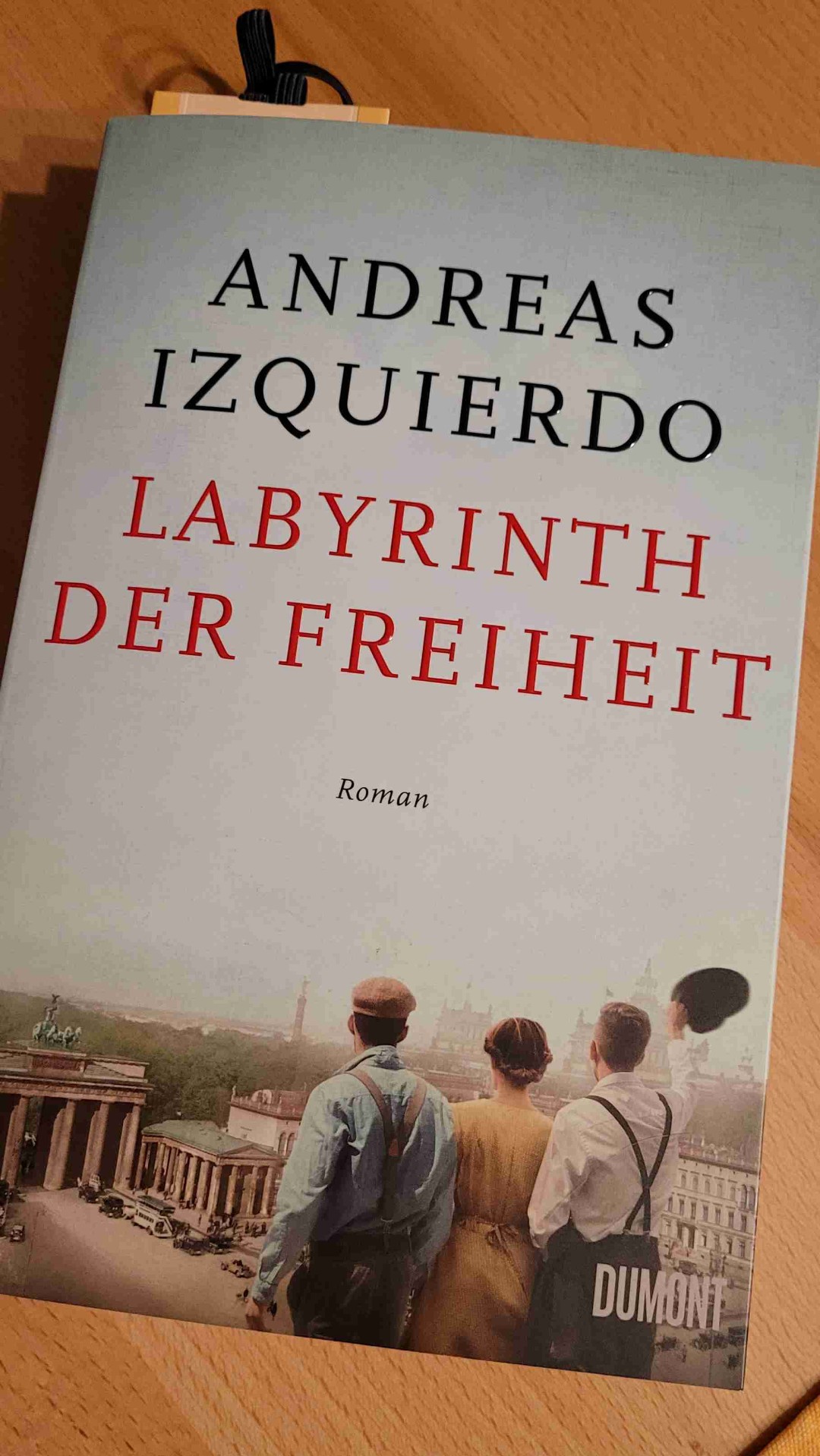 Das gewaltige Ende einer Trilogie. Artur, Carl und Isi drei Freunde, die von 1910 bis 1923 gemeinsam alle Höhen und Tiefen durchleben.
Verfeinert wird die fiktive Geschichte durch die Verknüpfung historischer Ereignisse, das Beschteiben dieser Zeit, die hart und unerbittlich war. Eine Reihe, die mich von der ersten bis zur letzten Seite gefesselt hat. Absolute Leseempfehlung