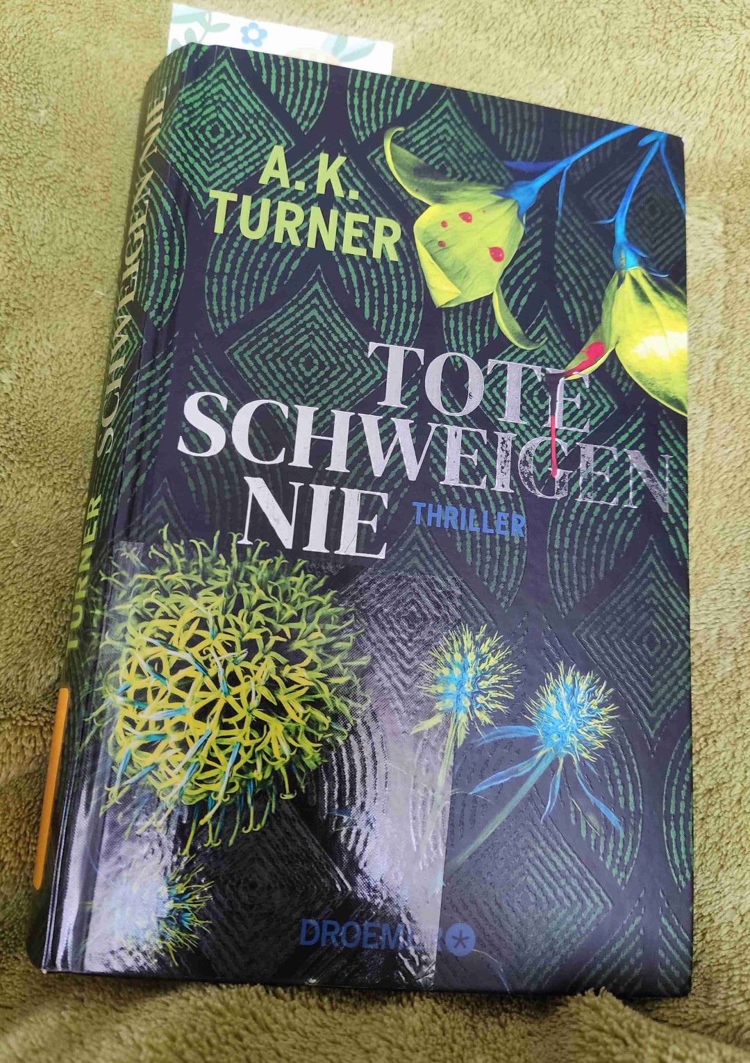 Für mich kein klassischer Thriller, sondern eher Kategorie Krimi. Aber sehr unterhaltsam und ich mochte die geschilderten Fälle, die Zusammenhänge und die handelnden Personen. Besonders sympathisch kommt dabei natürlich Chassie rüber, zu der man schon fast eine eigene kleine Freundschaft aufbaut im Laufe des Buches. Erinnerte etwas an die Pathologin aus Navy CIS, sind Sendung ich früher gern gesehen habe.
Klare Empfehlung. Ich gebe 4 von 5 Sternen.