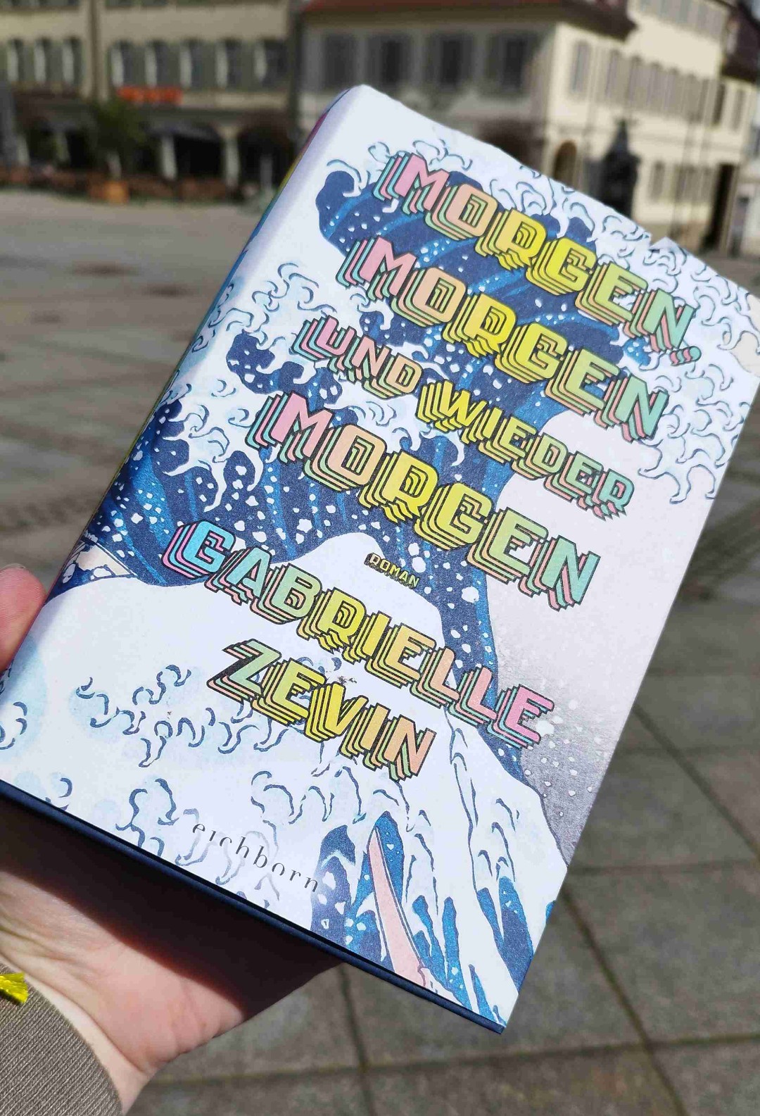 Tolles Buch über drei Freunde, die sich am Videospielentwickeln versuchen und deren Reise danach.