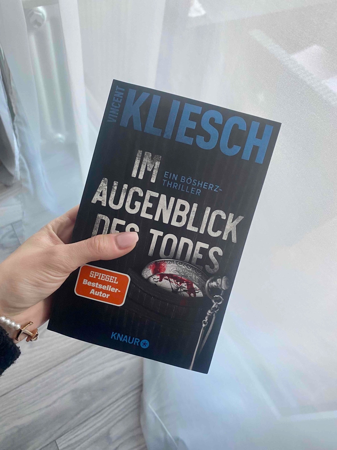 Definitiv der beste Band aus der Boesherz-Reihe! Wo mir die eigenartige Art des Kommissars im ersten Buch noch suspekt war, konnte ich sein Handeln nun viel besser verstehen. Als Leser wird man von den neuen Erkenntnissen immer wieder überrascht, ist zwischenzeitlich verwirrt, um dann wieder neue Hypothesen aufzustellen, die dann doch wieder zunichte gemacht werden. Durchweg spannend & voller Wendungen!