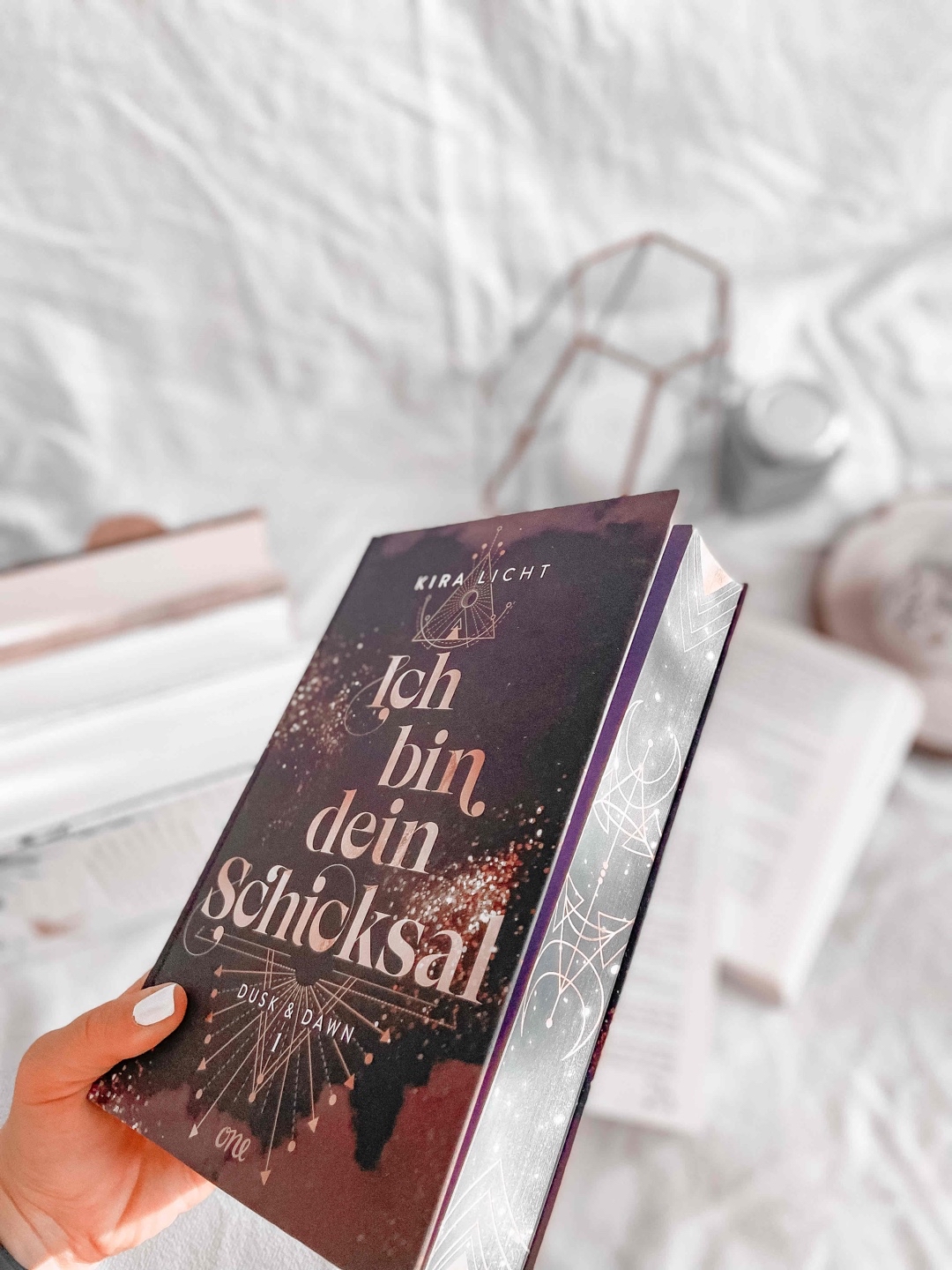 Ich habe es heute Morgen angefangen und abends beendet. Wow es war soo toll, ich konnte einfach nicht aufhören - da ich die ganze Zeit wissen wollte wie es weiter geht. 🥰
Vor allem die Handlung hatte schöne Spannungsbögen und das Ende hat mich sprachlos zurückgelassen..
