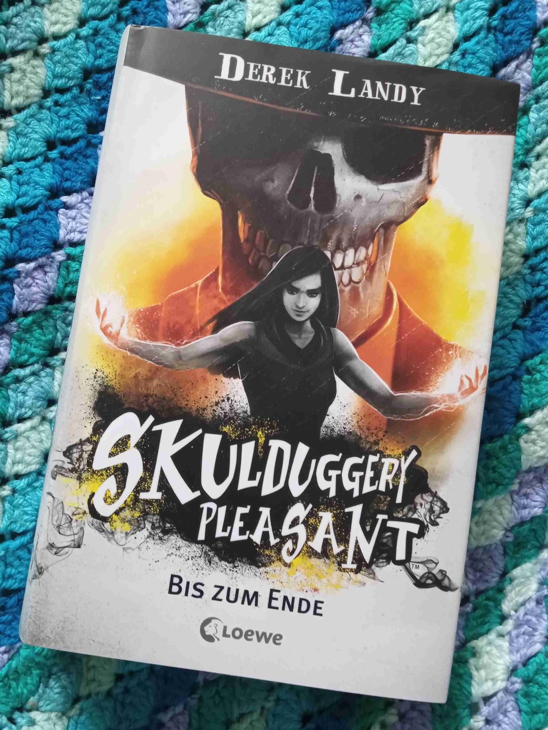 Ich liebe die ganze Reihe und hoffe auf mehr Skulduggery Pleasant stuff!