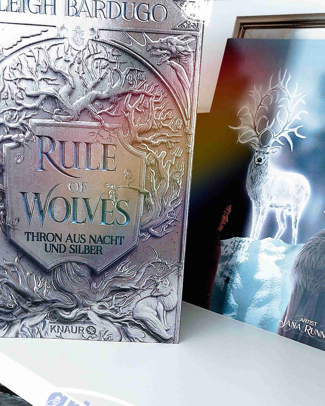 Ganz viel Liebe für diese Reihe. 🥰
Ich hab Rule of wolves beenden können und außer, dass es genial war, kann ich nicht viel zu sagen. Der Schreibstil ist sehr detailliert und eigen, man muss sowas mögen. Seit der Grishareihe hat Leigh Bardugo sich so gesteigert, am liebsten würde ich noch mehr zu der Reihe lesen. Es war spannend, hatte keine Längen, die Charaktere sind toll und bleiben sich treu. Das Ende war überraschend, aber perfekt, ich habs geliebt. 5 Sterne 🌟