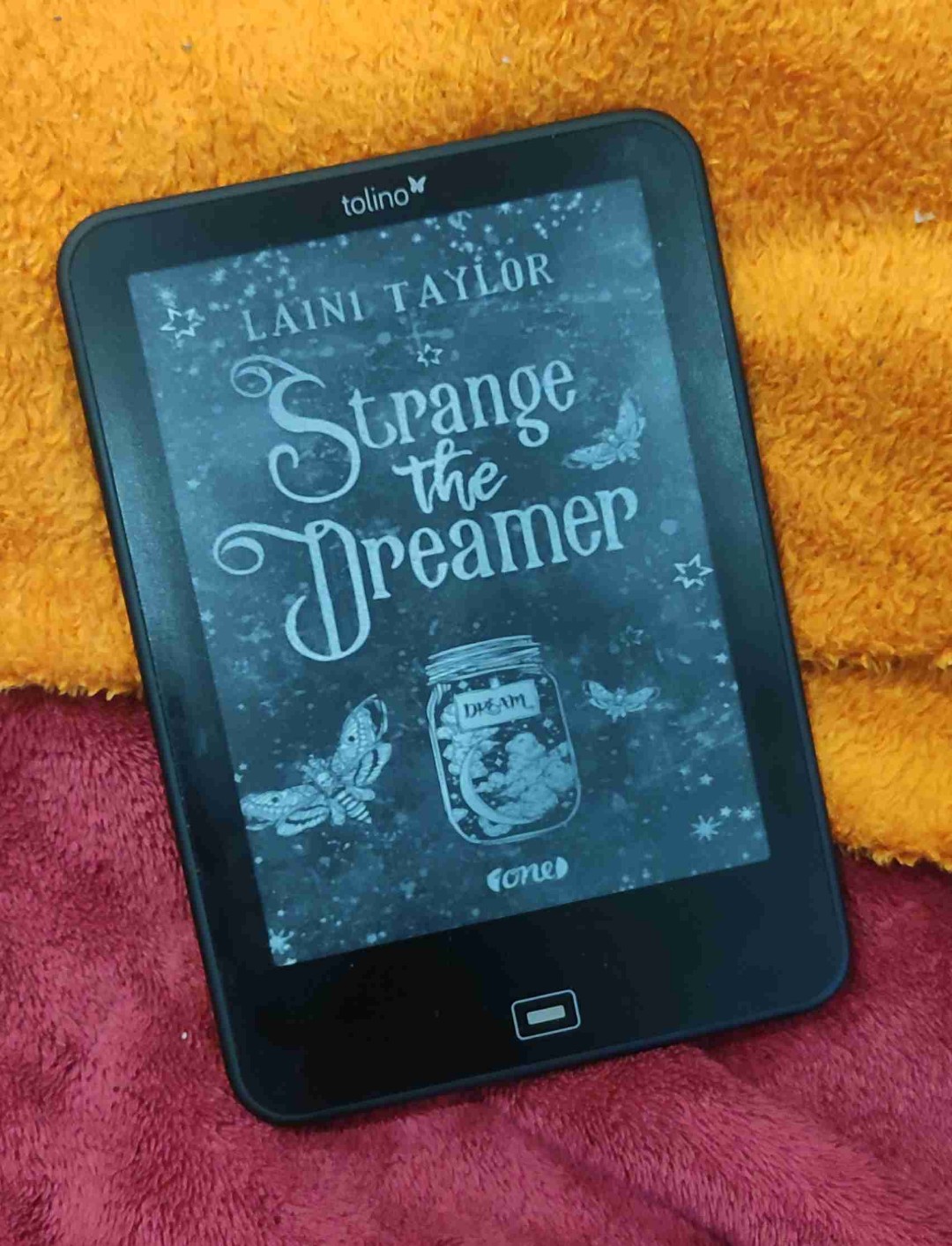 Laini Taylor hat mich mit diesem Buch nicht enttäuscht. Ich habe mir die eBook Ausgabe wo beide Strange of Dreamer in einem Buch sind gekauft um das doofe Problem aus dem Weg zu gehen das die Geschichte mittendrin endet (würde ja im einzelband oft bemängelt). Also diesbezüglich gibt es kein Minuspunkt.
Die Geschichte hat langsam angefangen und steigerte sich in spannende und fantasievolle Zeilen. Es hat mir großen Spaß gemacht in die Geschichte ein zu tauchen.
Der Prolog hat schon etwas vom Ende verraten was aber überhaupt nicht schlimm war. Es war trotzdem traurig und unerwartet. Ich bin gespannt wie es weiter gehen wird.