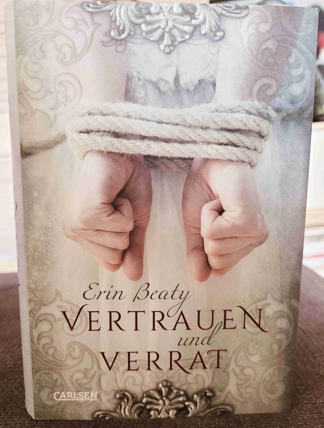 Zu Beginn etwas schleppend, doch ab der Mitte wurde die Handlung immer verzwickter und spannender