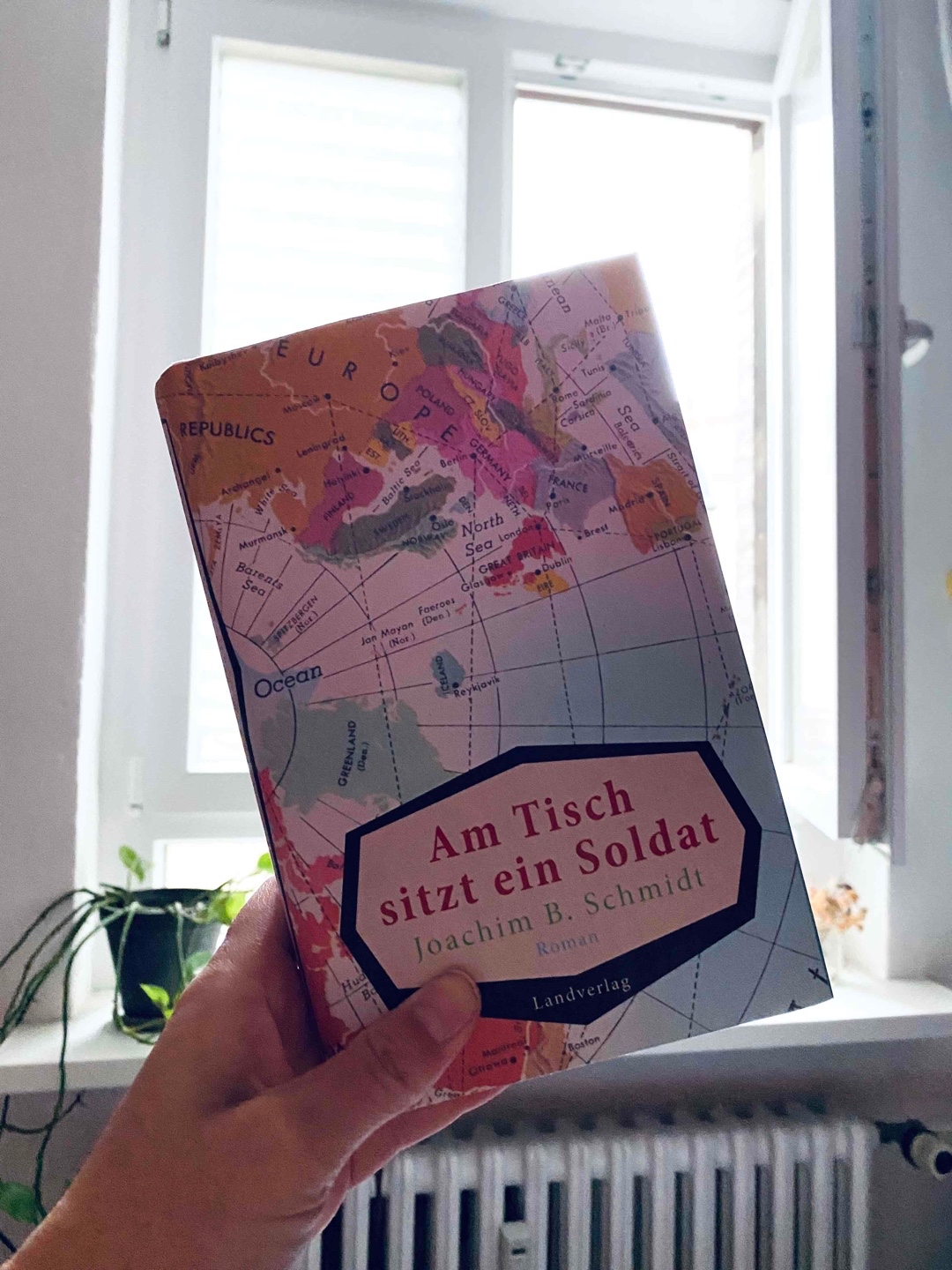 Die detaillierte und lebhafte Erzählweise holt den Leser ab und katapultiert ihn die Einöde Islands. Die Geschichte spielt im Jahr 1967 mit Rückblenden in die Vergangenheit: Jón hat genug von seiner komplizierten Familie, der Last der alten Tragödien, dem isländischen Landleben. Er will weg und flüchtet sich in ein Medizinstudium im fernen Hamburg. Als seine Mutter im Sterben liegt, kehrt er nach Island zurück, nur um festzustellen, dass die Vergangenheit dort auf ihn gewartet hat.