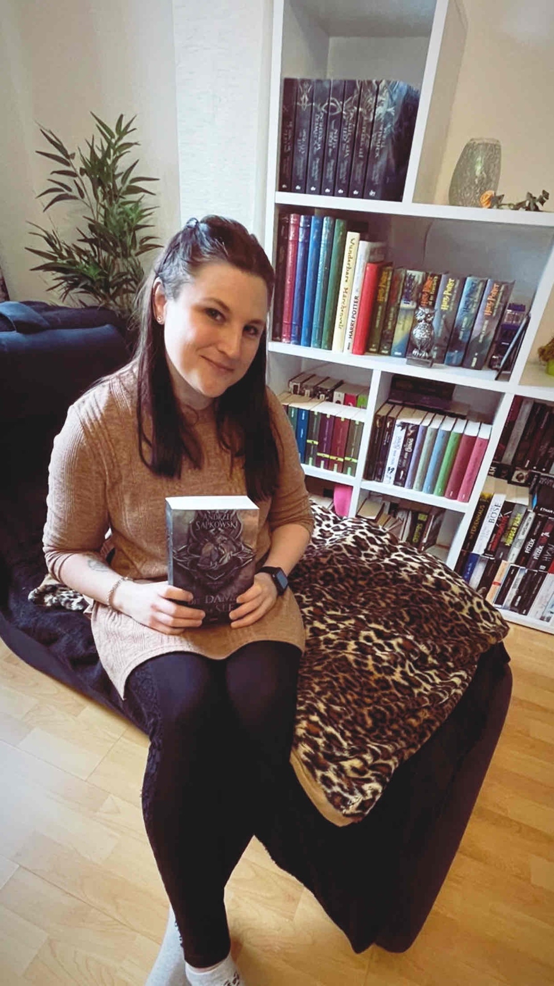 Zum Abschluss der Reihe, mal ein Foto von mir aus meiner Leseecke <3
Ja was soll ich sagen. Anfangs war das Buch ganz ok, teils spannend. Ab der Hälfte wurde es richtig langatmig. Später dann passierten Dinge, einfach aus dem Zusammenhang gerissen und mit Charakteren , wovon man zuvor nie was gelesen hatte. Es war sehr mühsam, mich da durchzukämpfen. Das Ende war auch nicht der Hit. Ich bin froh die Reihe jetzt abgeschlossen zu haben. Ich würde sie vermutlich auch kein zweites mal lesen.