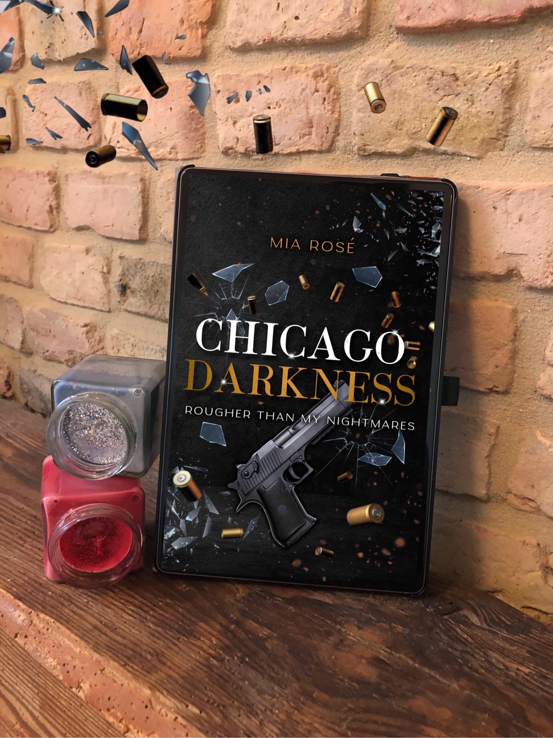 Die Chicago Darkness die Spin Of Reihe zu Chicago Lights.
Da ich die Hauptreihe schon gelesen habe war die Story von Ace und Keith einfach ein Muss. Die beiden haben in der Vergangenheit einiges durchgemacht und sind beide nicht in der Lage Bindungen einzugehen.
Durch seinen Job als Auftragskiller und seiner Death List, hat Ace viele Feinde und steht bei vielen auf der Abschuss Liste. Wie könnte der da Keith in sein Leben lassen?
Keith hingegen will nicht in Ace Leben, viel mehr möchte er einfach seine Ruhe und seine gewonnene Freiheit genießen.
Ich liebe die Dynamik zwischen den beiden einfach, diese Wortgefechte und wie sie dann aber auch ohne Worte verstehen, was ihnen der andere zu sagen versucht und wie Ace alles für Keith tun würde aber das natürlich niemals zugeben würde.
Es passt einfach alles. Wieder ein absolutes Highlight!