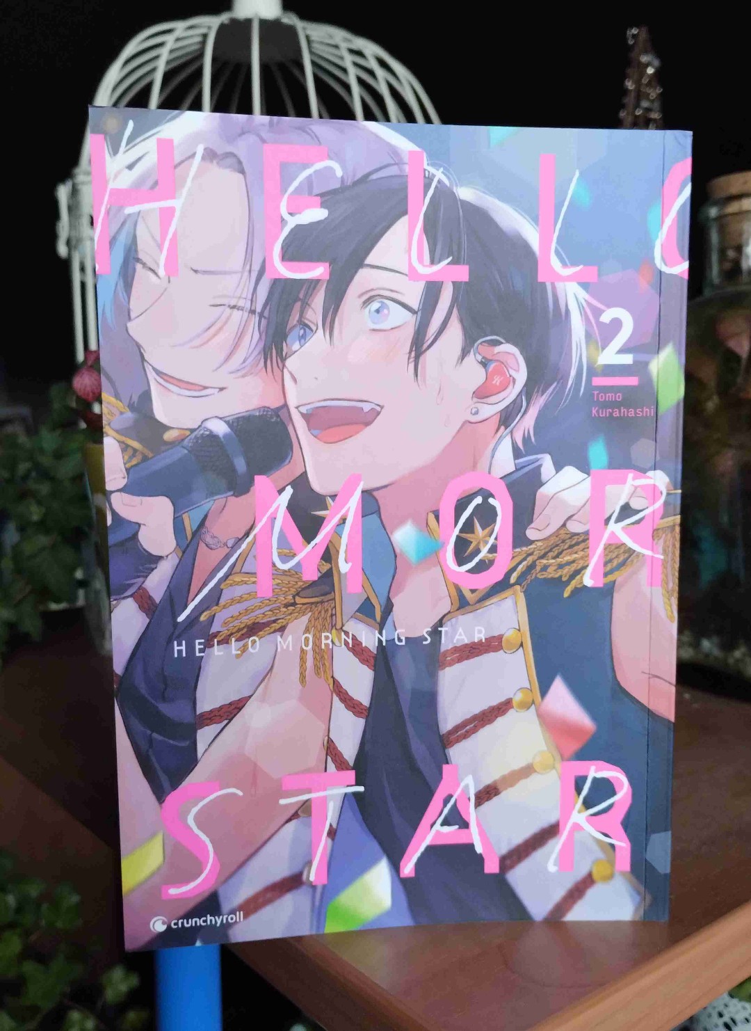 Schöne Fortsetzung der Idol-Reihe der Autorin. Als Fan von diversen Idolgruppen lese ich gerne immer wieder mal Geschichten, die in diesem Business spielen. Zwar sind mir Kurahashi Tomos Stories meist etwas zu explizit, doch sie schafft es immer wieder, mich mit ihren Charakteren gefangen zu nehmen. Freue mich, dass es hier noch weitergeht!