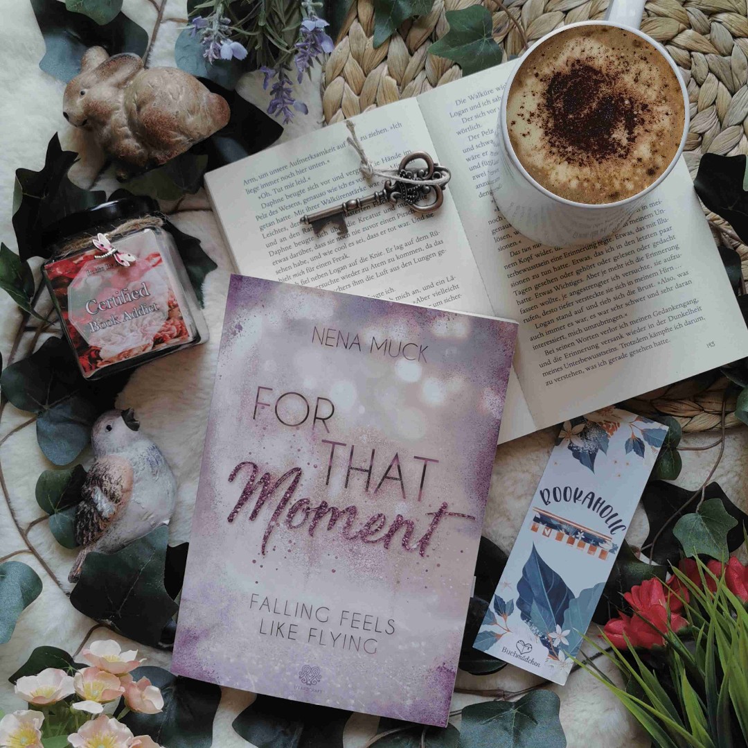 Die Autorin hat mit dem Buch eine emotionale und wunderschöne Geschichte kreiert. Leider habe ich bisher kaum etwas von dieser Reihe bei Bookstagram gelesen oder gehört, was ich persönlich sehr schade finde. Denn sie gehört definitiv zu Bookstagram. Die "For That Moment" - Reihe kann es auf jeden Fall mit den New Adult Romanen der großen Verlage aufnehmen und besonders nach dem Cliffhanger freue ich mich schon sehr auf die weiteren Bücher der Reihe. 🤎