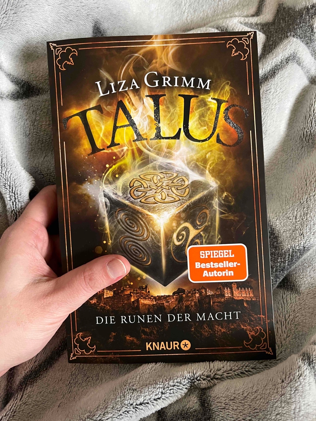 Super spannend bis zum Ende.
Ich liebe es in diese magische Welt einzutauchen und wurde zu gerne wissen wie es weiter geht.