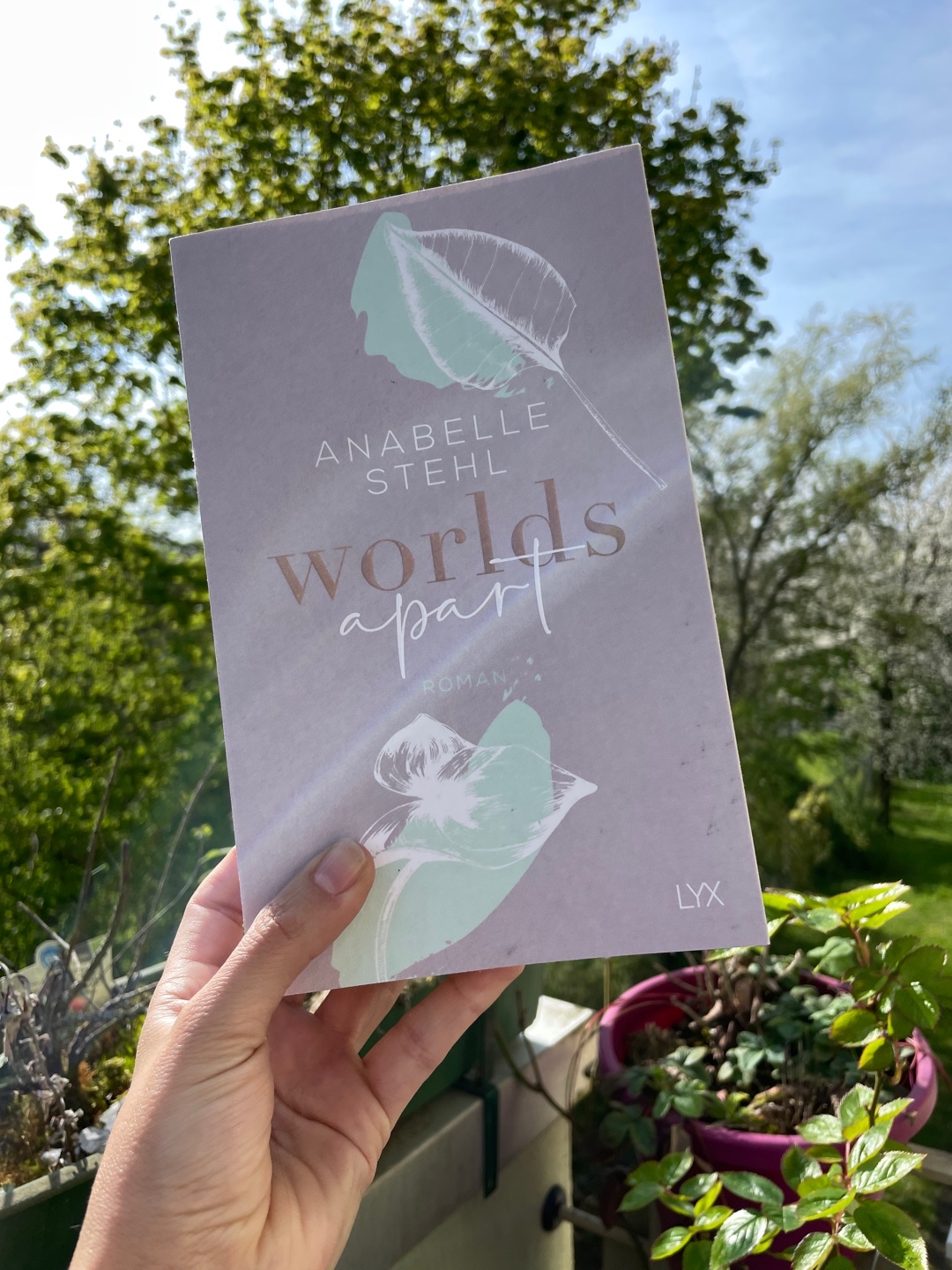 Dieses Buch lässt mich gleichzeitig sehr zufrieden wie auch aufgewühlt zurück. Vor allem ist es eines: echt. Wie immer haben mich Anabelle Stehls Schreibstil und die Charaktere voll überzeugt! Die Story hat ein perfektes Tempo, die Idee ist richtig gut umgesetzt und die London Vibes sind einfach eine Klasse für sich. - Cozy, gefühlvoll, stark, lehrreich und die Rezepte der Charaktere runden das Buch on Point ab.