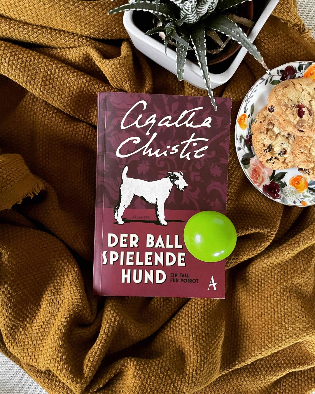 📖 Eine gierige Verwandtschaft, ein geändertes Erbe und ein treuherziger Hund - Agatha Christie lässt perfekt Motive, Charaktere und Schauplätze ineinander verschmelzen und erschafft erneut einen unvergleichlichen Kriminalfall, indessen Hauptrolle Poirot ermittelt.