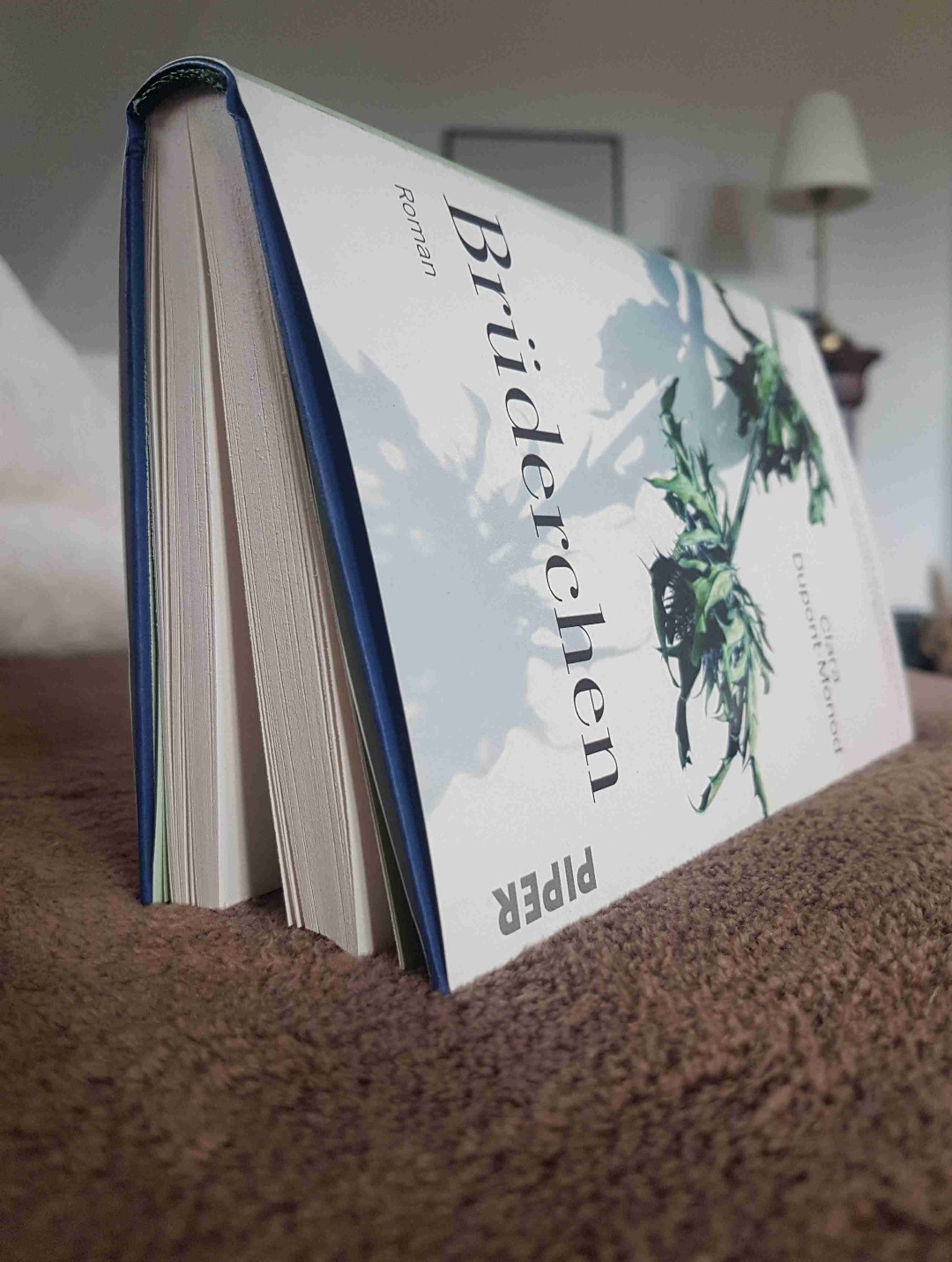An einem Tag habe ich dieses Buch gelesen, weil ich es nicht aus der Hand legen konnte. Mit einer poetsichen Zartheit und gleichzeitig einer aufkommenden Stärke erzählt die Autorin von einer Famile, die zu zerbrechen droht. Doch die Individualität der Geschwister, ihre Sicht, ihre Empathie und ihre selbstgewählten Aufgaben lassen einem fast das Herz platzen. In diesem Buch wird wenig gesprochen. Hier zählen Taten und genau diese zeigen wie sie ist - bedingungslose Liebe.