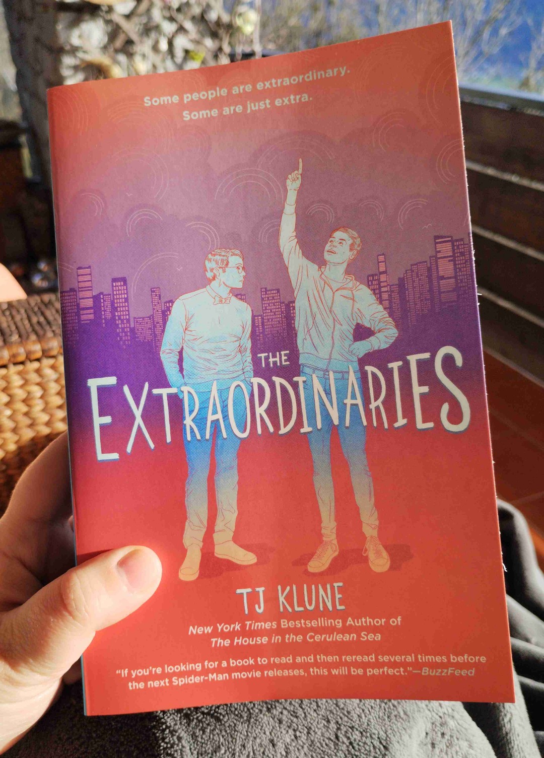 Ab sofort eines meiner absoluten Lieblingsbücher! Ich mag TJ Klunes Schreibstil total gerne und wurde mal wieder nicht enttäuscht. Humorvoll, liebenswert, quirky, queer, einfach genial! Ich habe das Buch verschlungen! Mehr muss ich dazu glaube ich gar nicht sagen. ;)