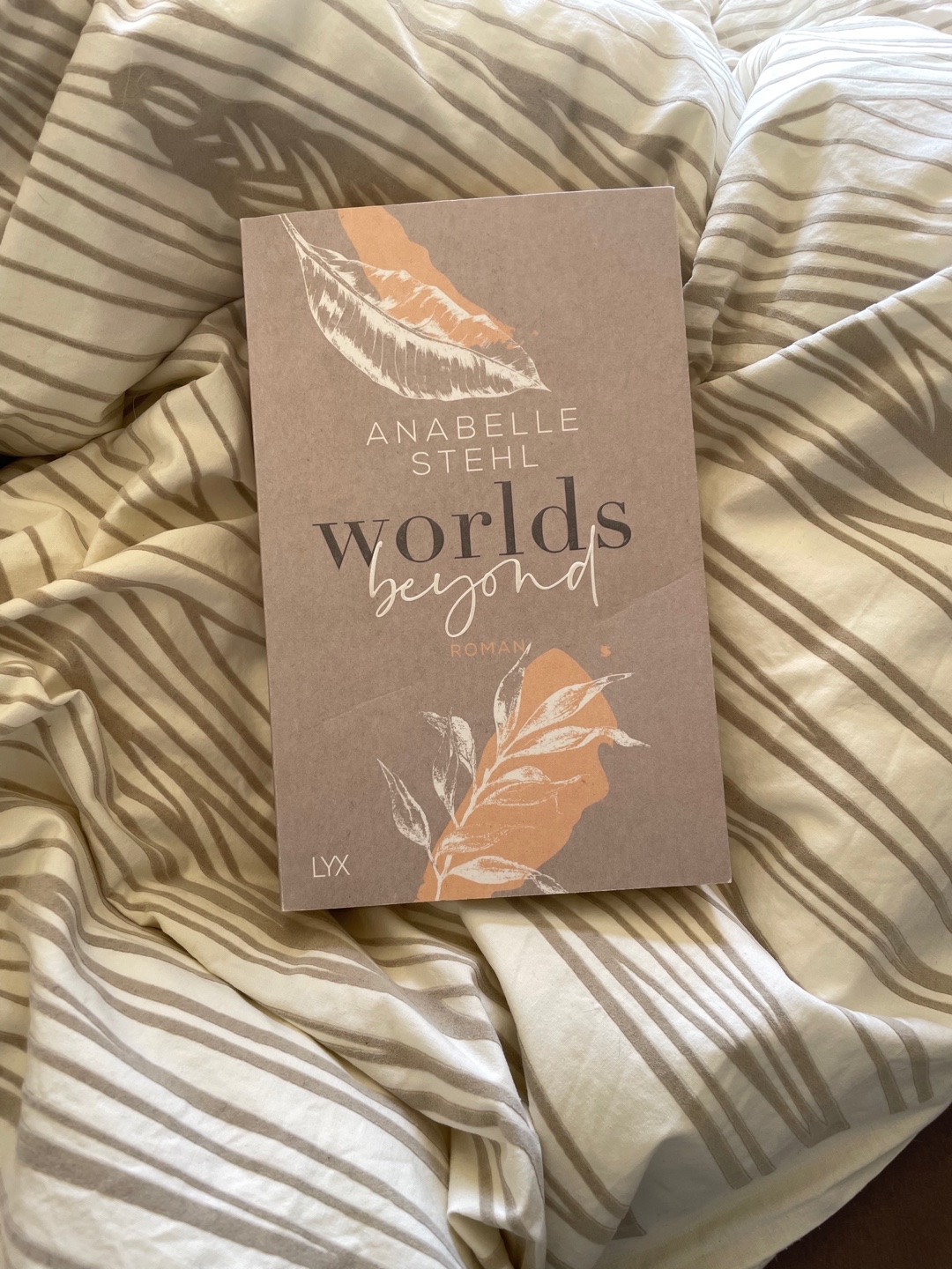 Träume nicht zu 100% verwirklichen zu können, muss nicht unbedingt scheitern bedeuten. Ein Buch über Träume, Mut, scheitern, kämpfen und lieben. - Anabelle Stehl hat mit ihrem einzigartigen Schreibstil mal wieder ein absolutes Wohlfühlbuch geschaffen. Schlau und inspirierend hat sie mein Herz zerrissen und es wieder zusammengesetzt. Worlds beyond hat mich auf so vielen unterschiedlichen Ebenen berührt, was vorallem den sehr gut ausgearbeiteten Charakteren zu verdanken ist. Ich könnte noch einige weitere Bände dieser Reihe vertragen, die in allen drei Teilen gezeigt hat, wie wichtig es ist, an die eigenen Träume zu glauben und dafür zu kämpfen! - Absolute Mega Empfehlung!!!