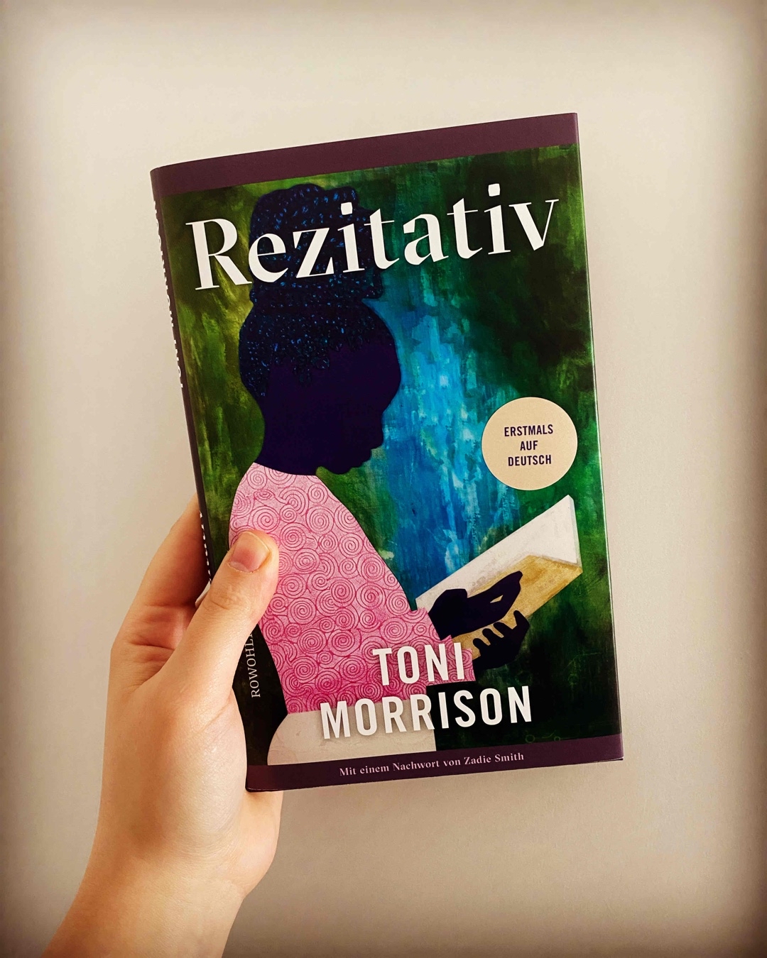 |Beendet|
Toni Morrison erzählt von zwei Mädchen, die im laufe der Erzählung zu Frauen werden und sich immer wieder zufällig treffen. Morrison bezeichnet ihre Erzählung selbst als Experiment. Die lesenden erfahren nicht welches Mädchen Schwarz und welches Weiß ist. Zadie Smith ordnet im Nachwort ein, sucht Erklärungen und stellt Rezitativ auch in den Gesellschaftlichen Kontext.
Unbedingt lesen!
In der Übersetzung von Tanja Handels und mit einem Nachwort von Zadie Smith.